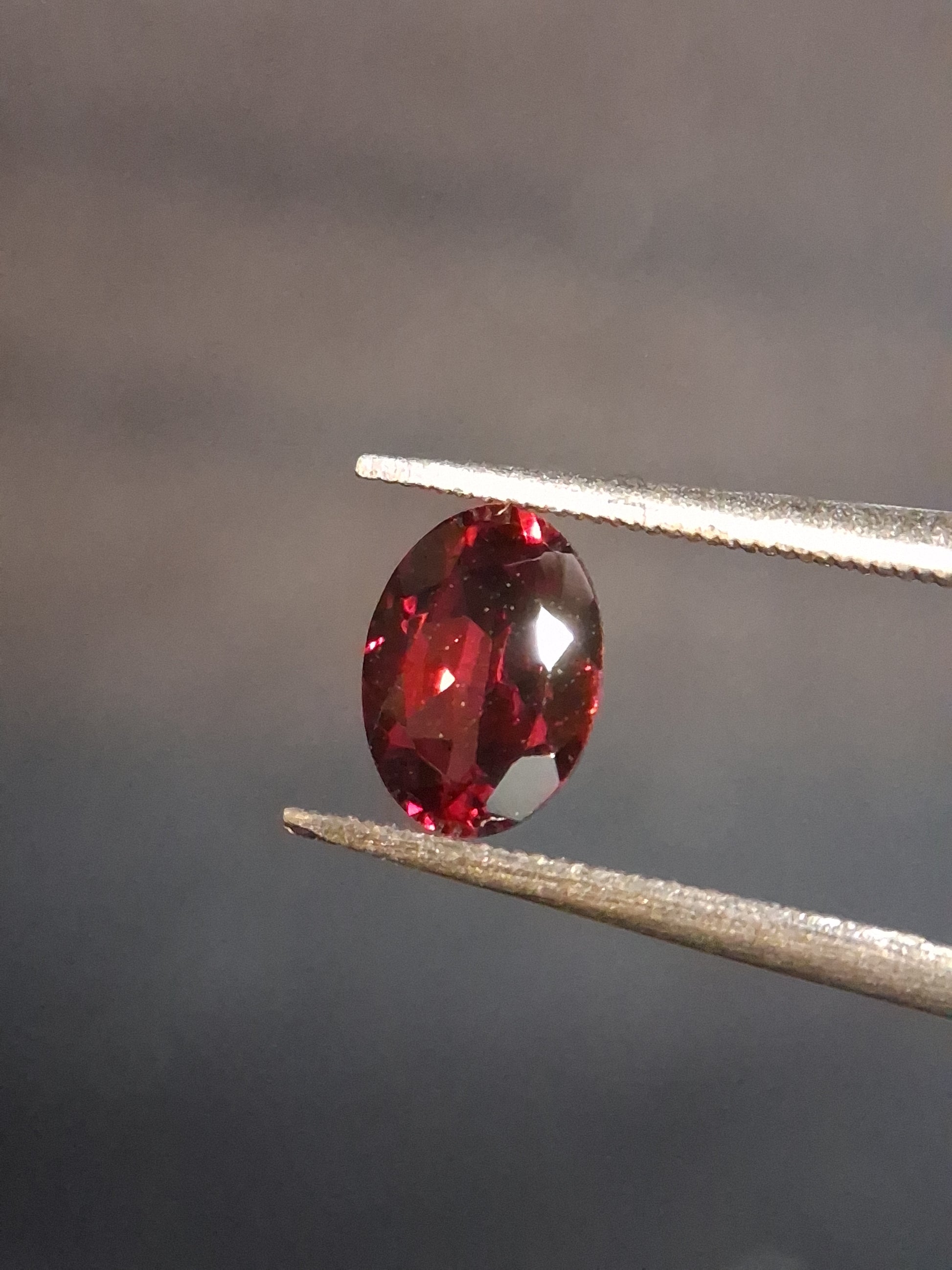 Natural Garnet - Rhodolite - 0.840 ct - oval - unheated- red - Natural Gems Belgium