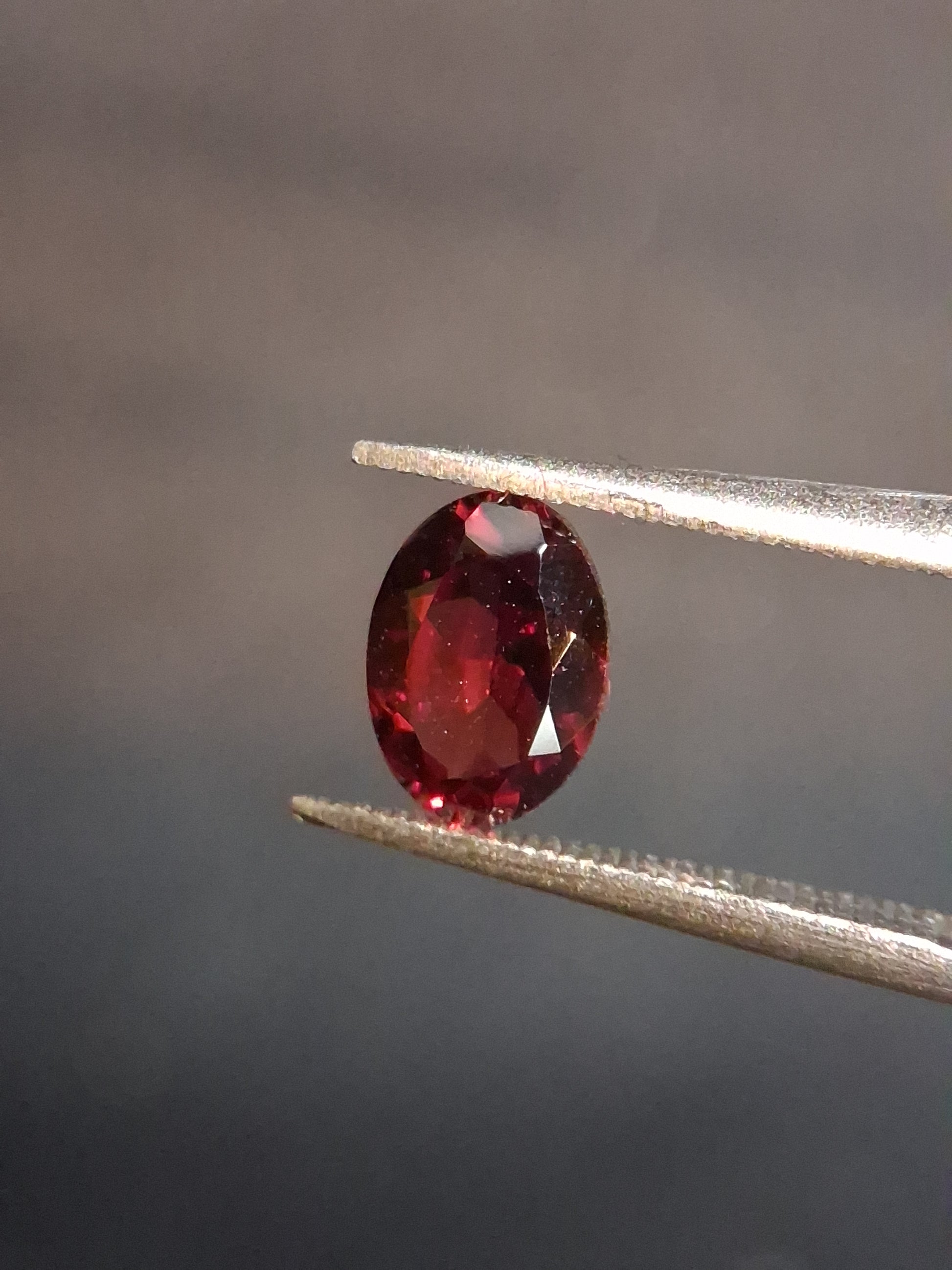 Natural Garnet - Rhodolite - 0.840 ct - oval - unheated- red - Natural Gems Belgium