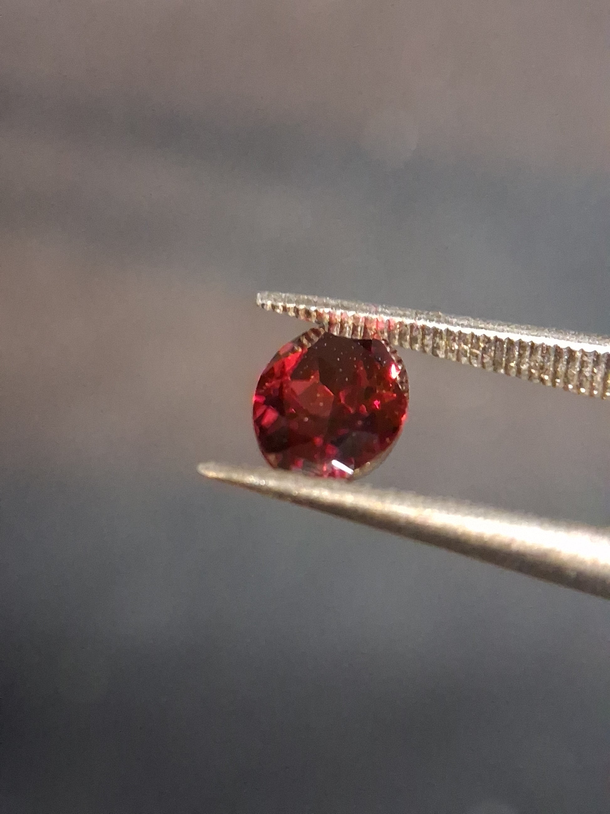 Natural Garnet - Rhodolite - 0.840 ct - oval - unheated- red - Natural Gems Belgium