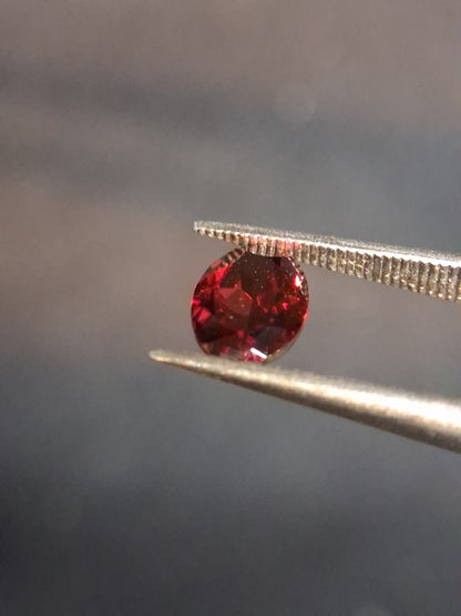 Natural Garnet - Rhodolite - 0.840 ct - oval - unheated- red - Natural Gems Belgium