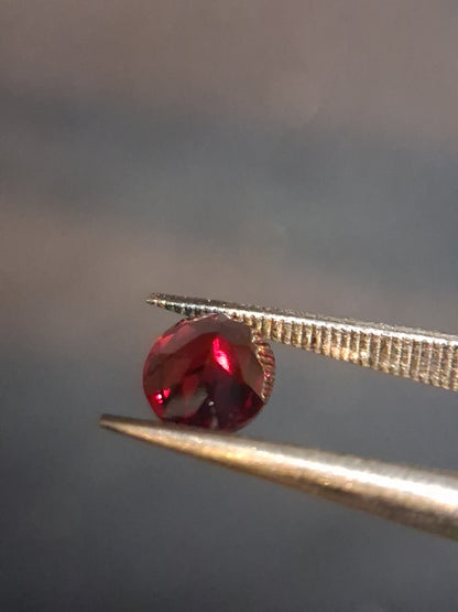 Natural Garnet - Rhodolite - 0.840 ct - oval - unheated- red - Natural Gems Belgium