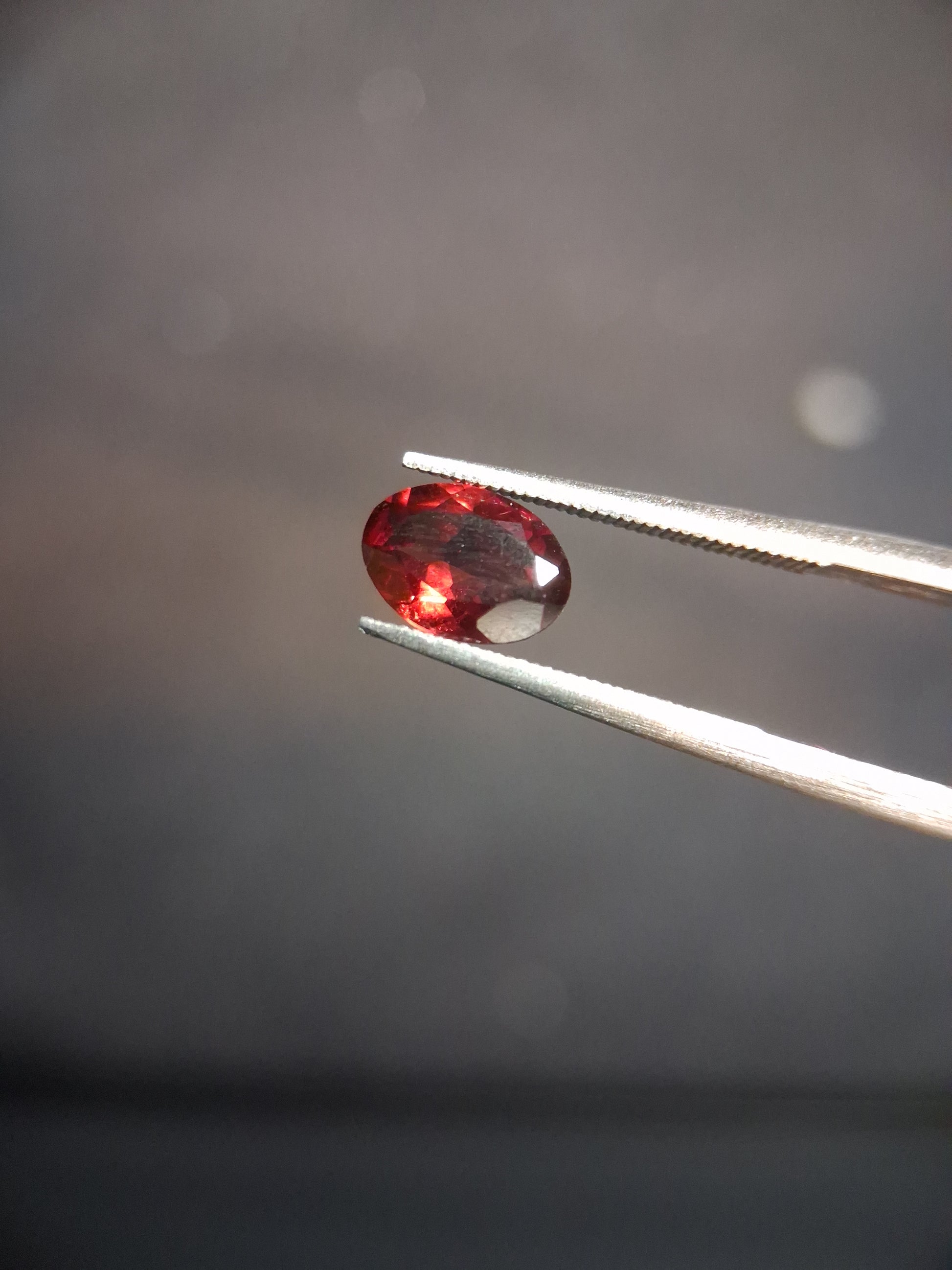 Natural Garnet - Rhodolite - 0.790 ct - oval - unheated- red - Natural Gems Belgium