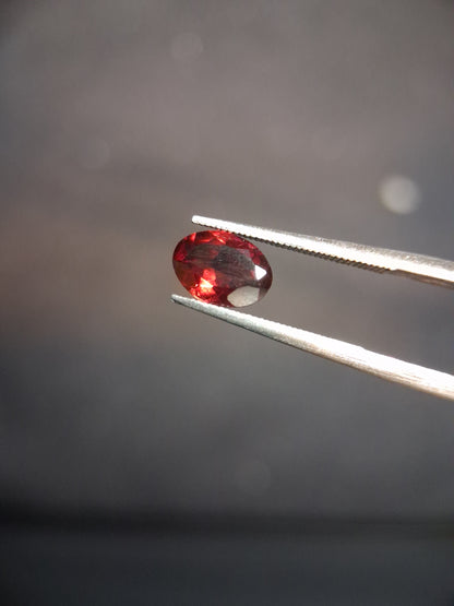 Natural Garnet - Rhodolite - 0.790 ct - oval - unheated- red - Natural Gems Belgium