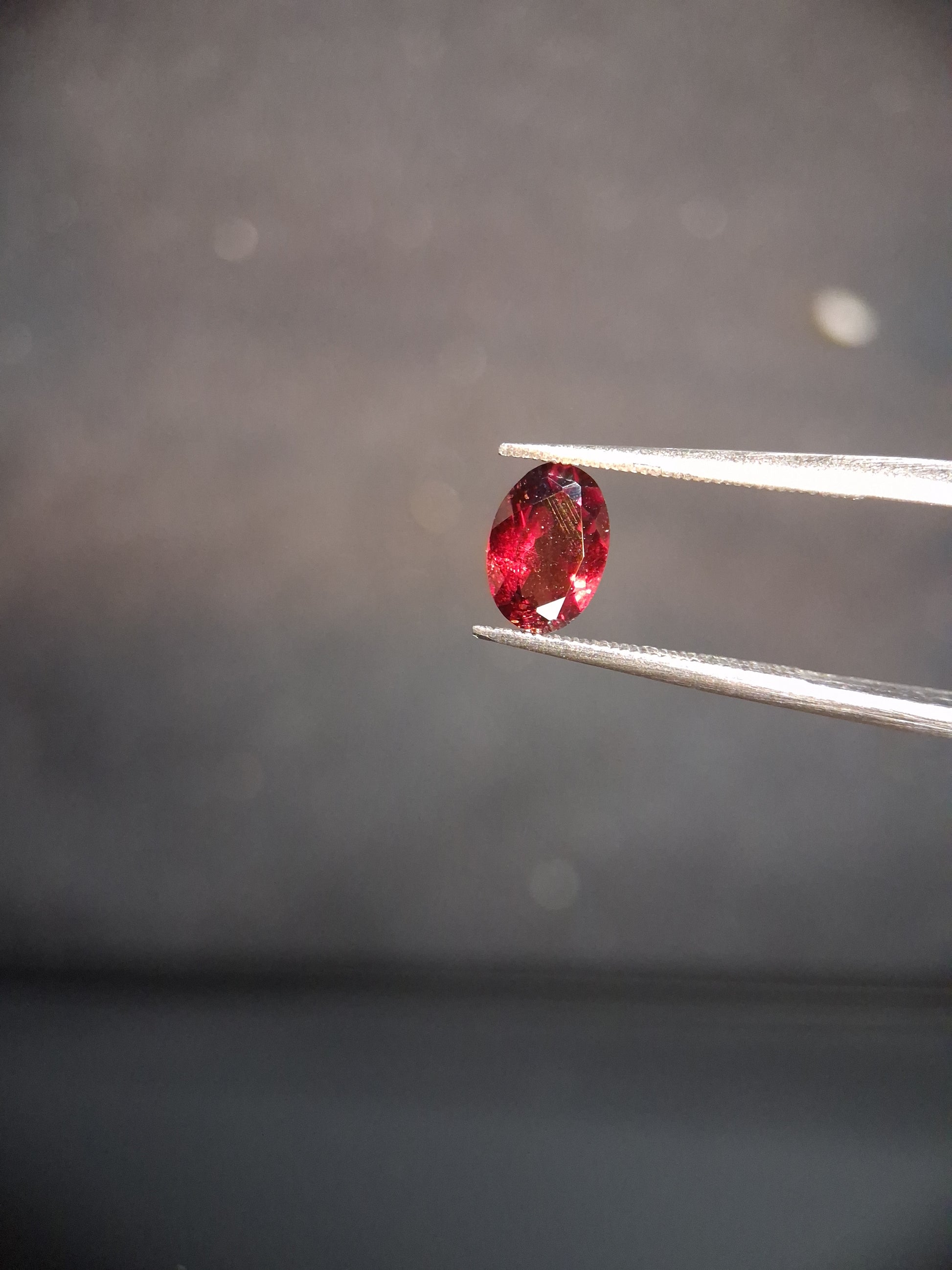 Natural Garnet - Rhodolite - 0.715 ct - oval - unheated- red - Natural Gems Belgium