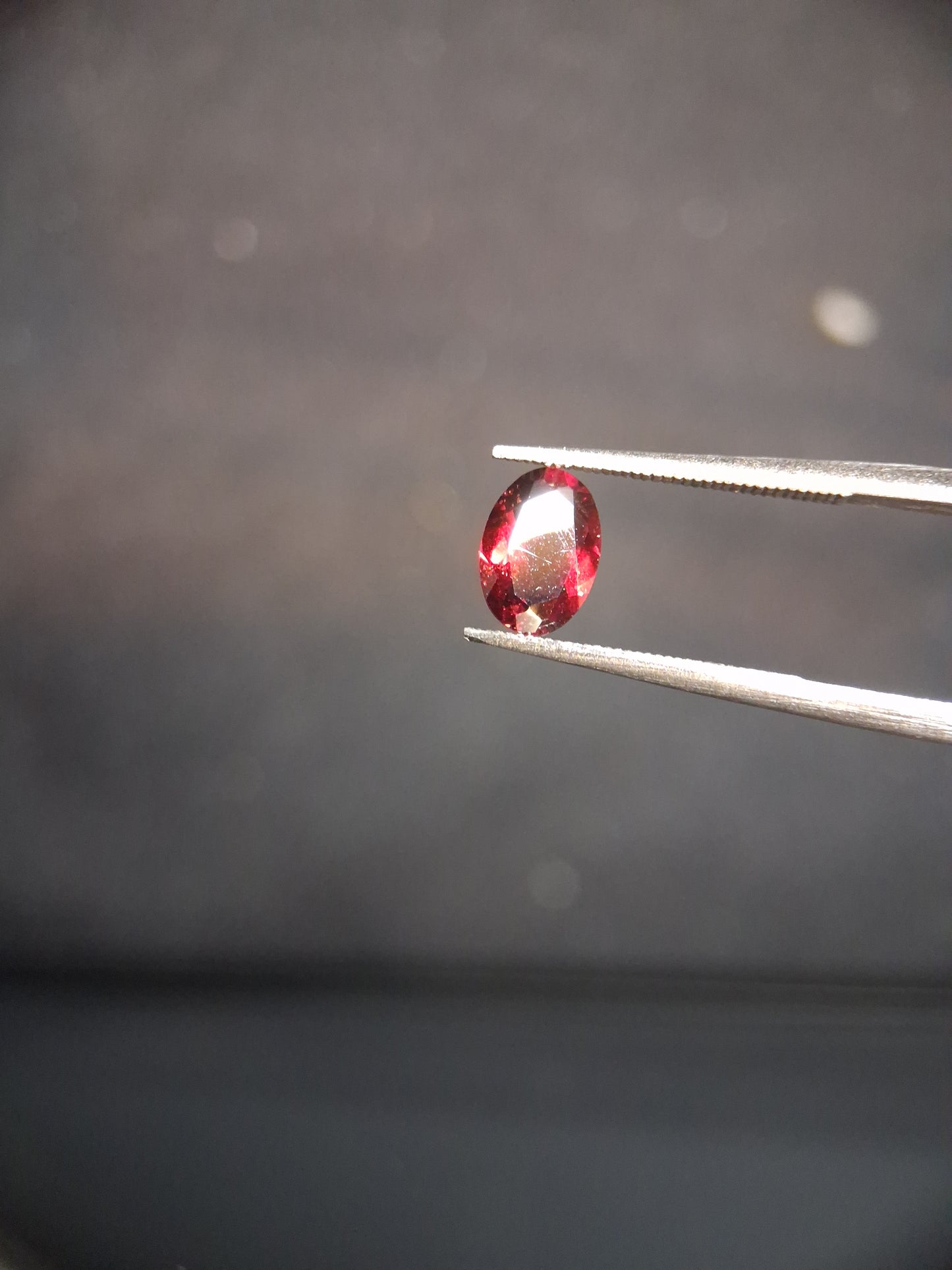 Natural Garnet - Rhodolite - 0.715 ct - oval - unheated- red - Natural Gems Belgium