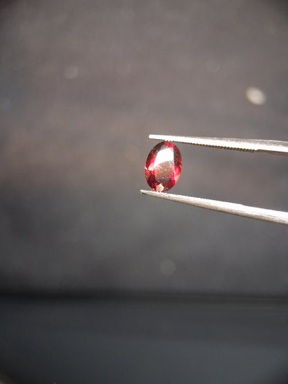 Natural Garnet - Rhodolite - 0.715 ct - oval - unheated- red - Natural Gems Belgium