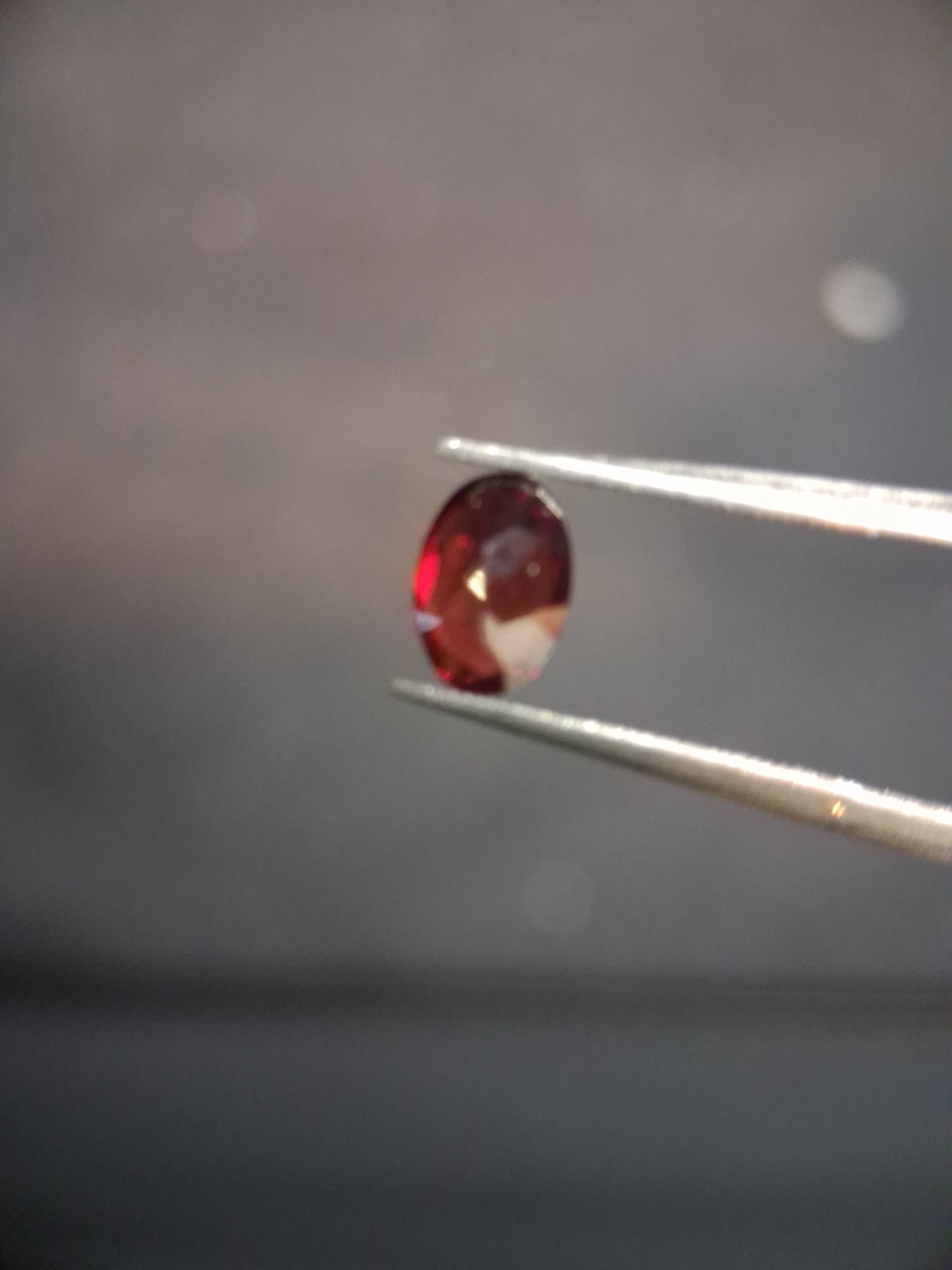 Natural Garnet - Rhodolite - 0.715 ct - oval - unheated- red - Natural Gems Belgium