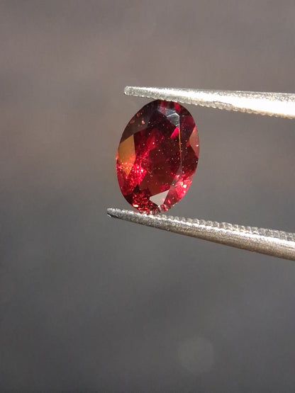 Natural Garnet - Rhodolite - 0.715 ct - oval - unheated- red - Natural Gems Belgium