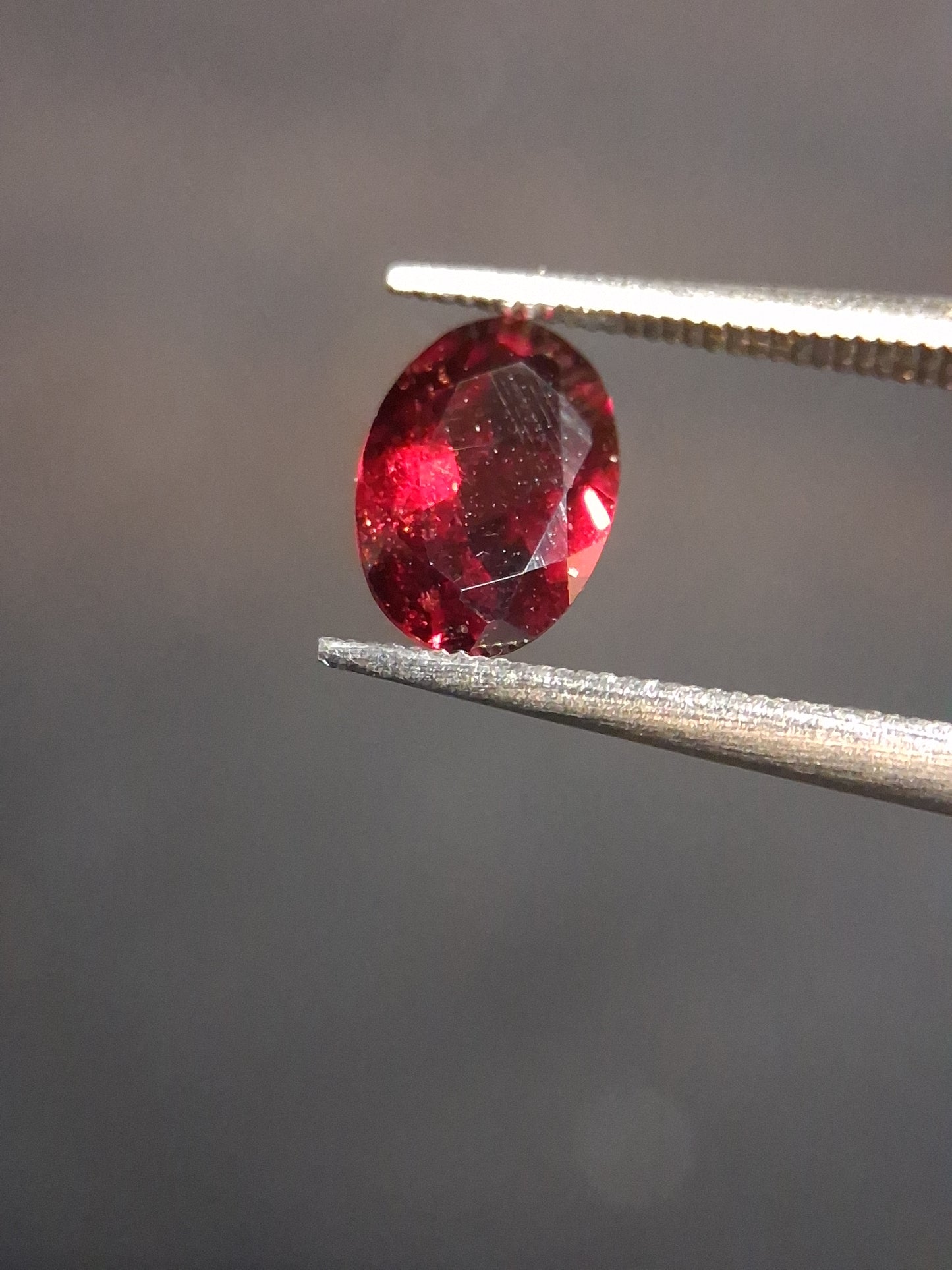 Natural Garnet - Rhodolite - 0.715 ct - oval - unheated- red - Natural Gems Belgium