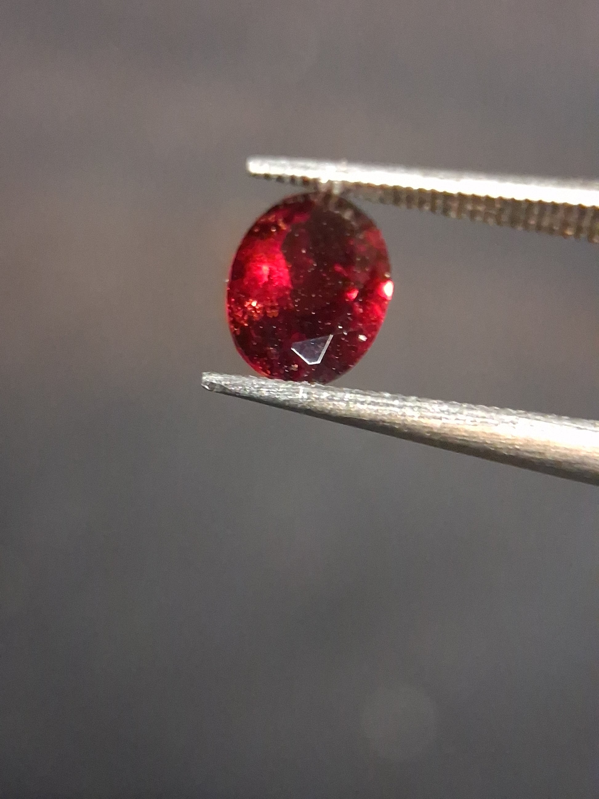 Natural Garnet - Rhodolite - 0.715 ct - oval - unheated- red - Natural Gems Belgium