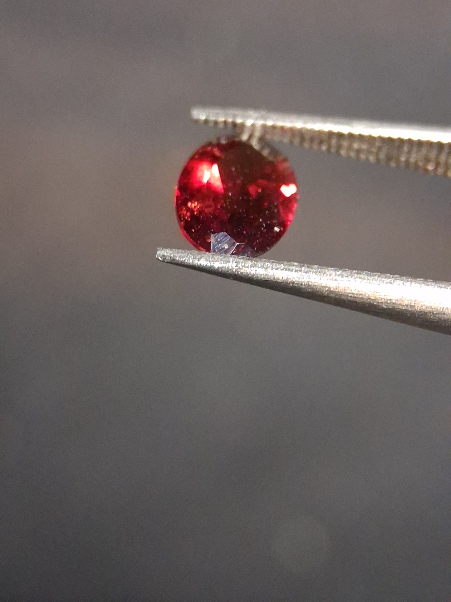 Natural Garnet - Rhodolite - 0.715 ct - oval - unheated- red - Natural Gems Belgium