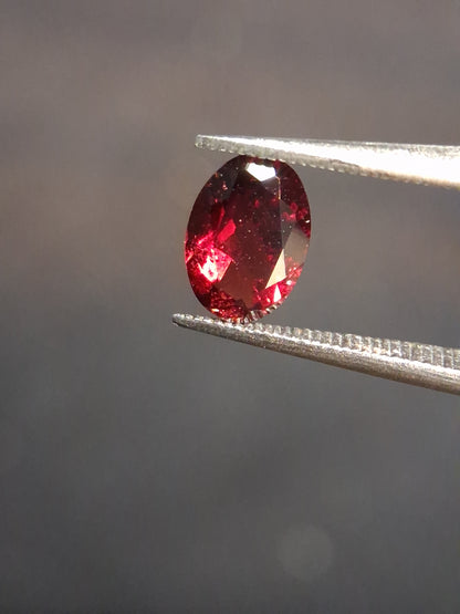 Natural Garnet - Rhodolite - 0.715 ct - oval - unheated- red - Natural Gems Belgium