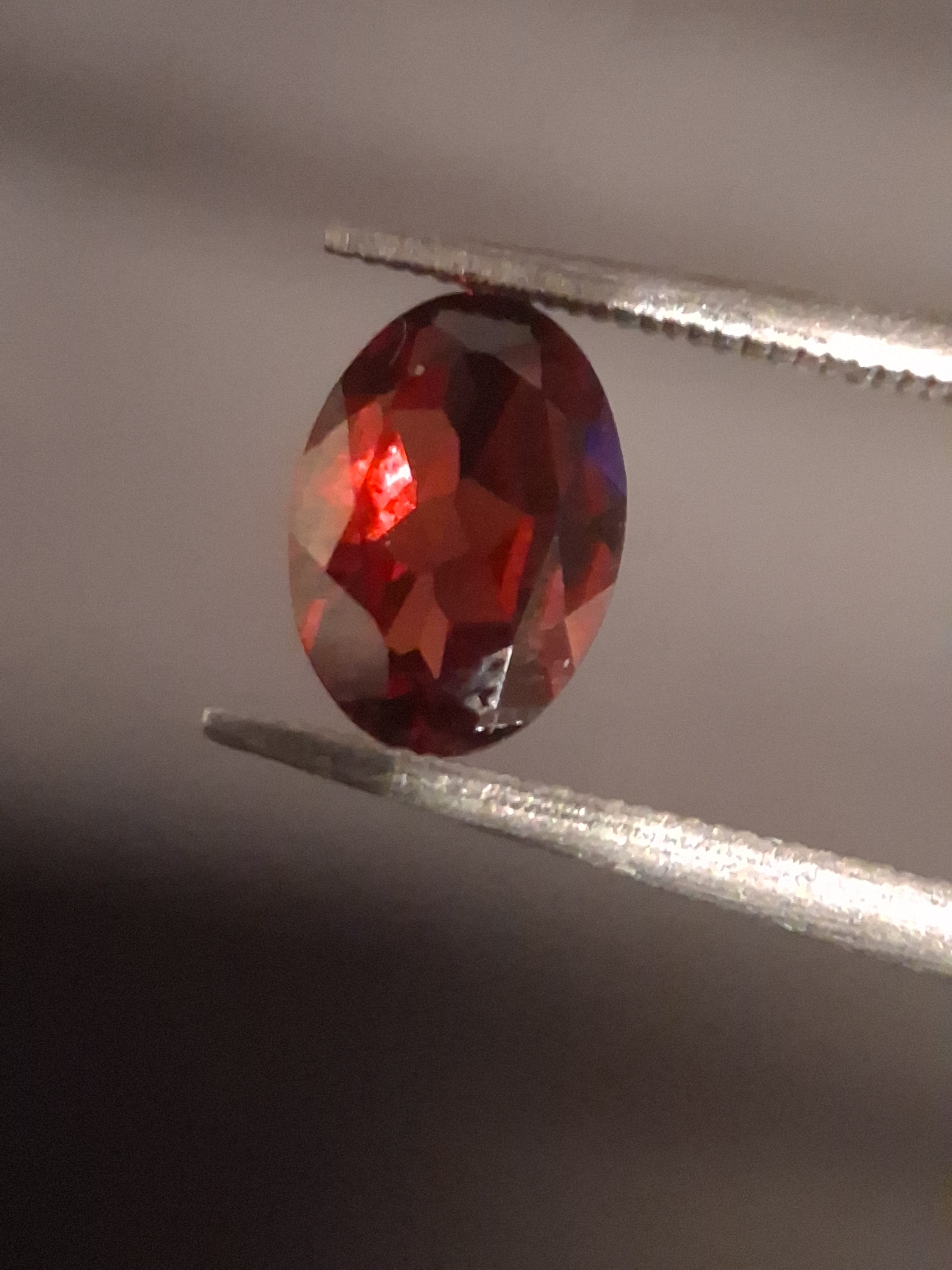Natural Garnet - Rhodolite - 0.785 ct - oval - unheated- red - Natural Gems Belgium