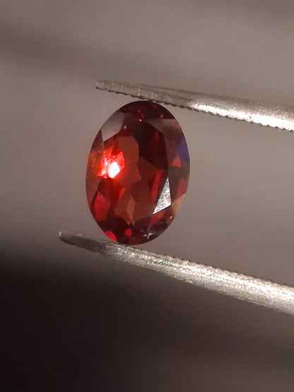 Natural Garnet - Rhodolite - 0.785 ct - oval - unheated- red - Natural Gems Belgium