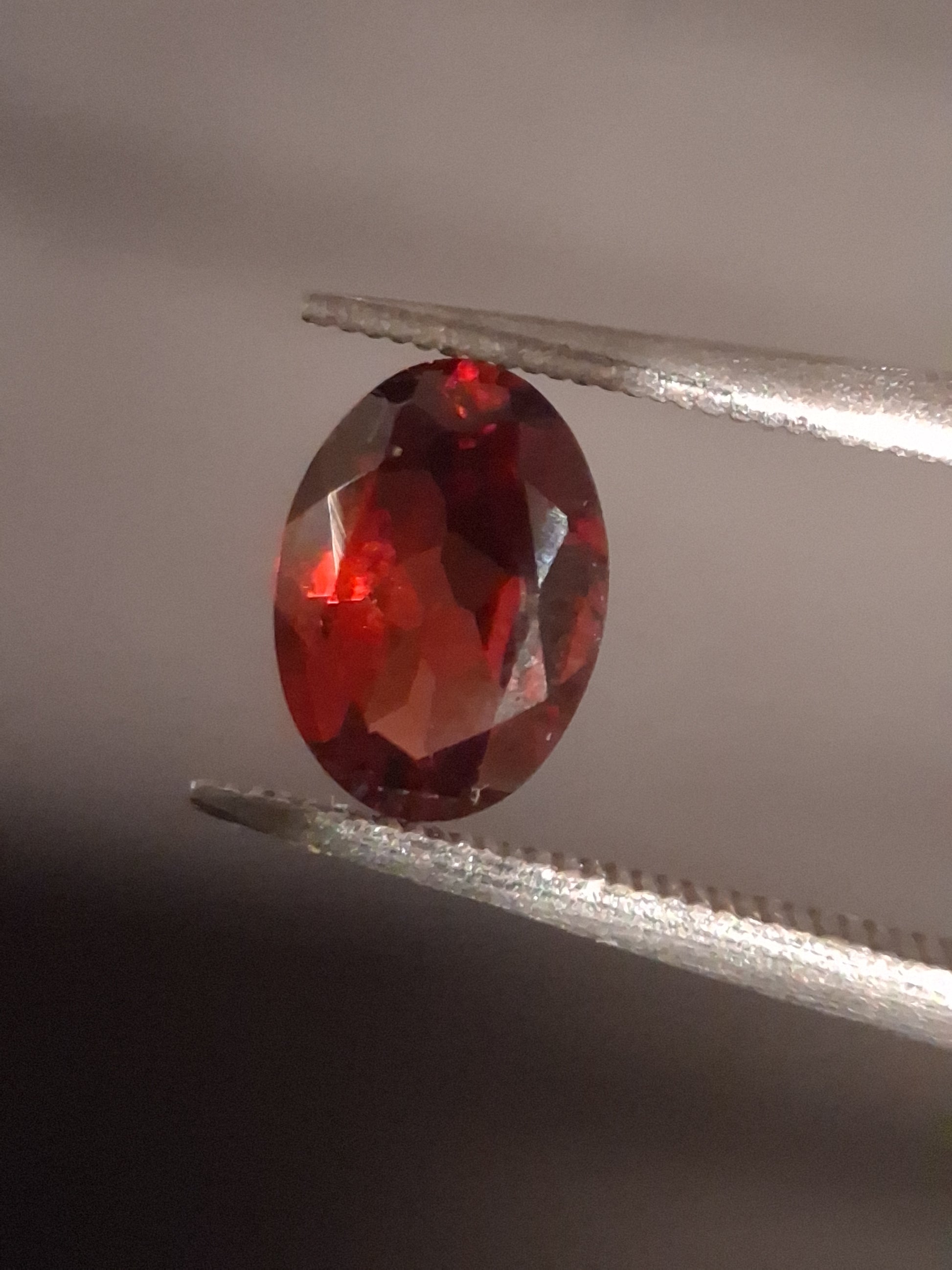 Natural Garnet - Rhodolite - 0.785 ct - oval - unheated- red - Natural Gems Belgium