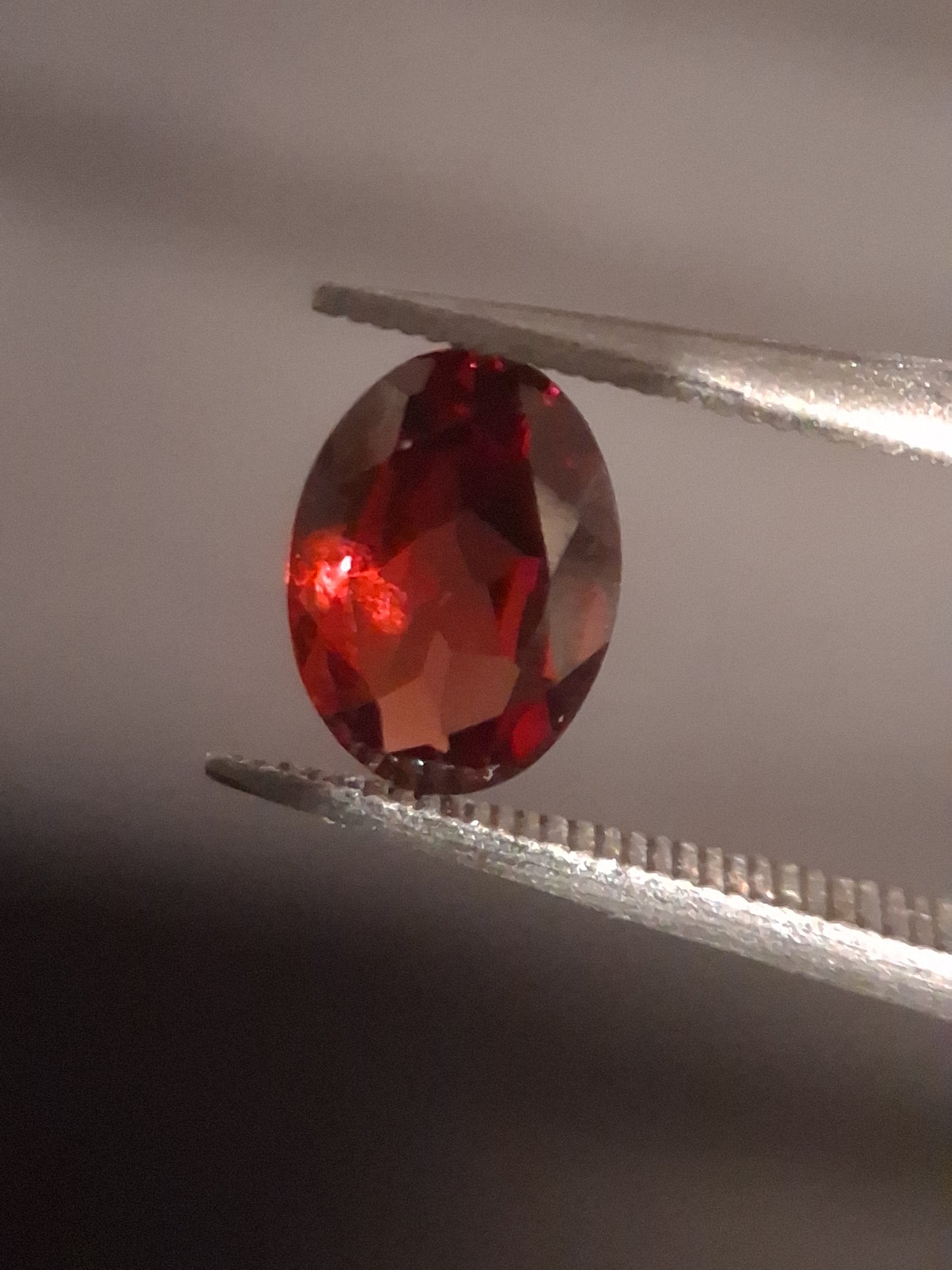 Natural Garnet - Rhodolite - 0.785 ct - oval - unheated- red - Natural Gems Belgium