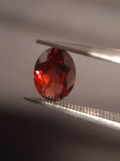 Natural Garnet - Rhodolite - 0.785 ct - oval - unheated- red - Natural Gems Belgium