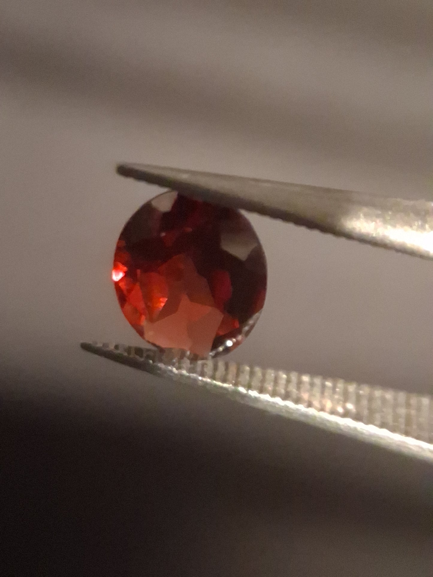 Natural Garnet - Rhodolite - 0.785 ct - oval - unheated- red - Natural Gems Belgium