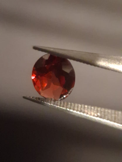Natural Garnet - Rhodolite - 0.785 ct - oval - unheated- red - Natural Gems Belgium