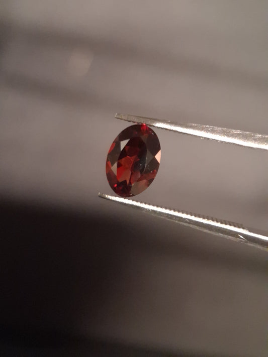 Natural Garnet - Rhodolite - 0.870 ct - oval - unheated- red - Natural Gems Belgium