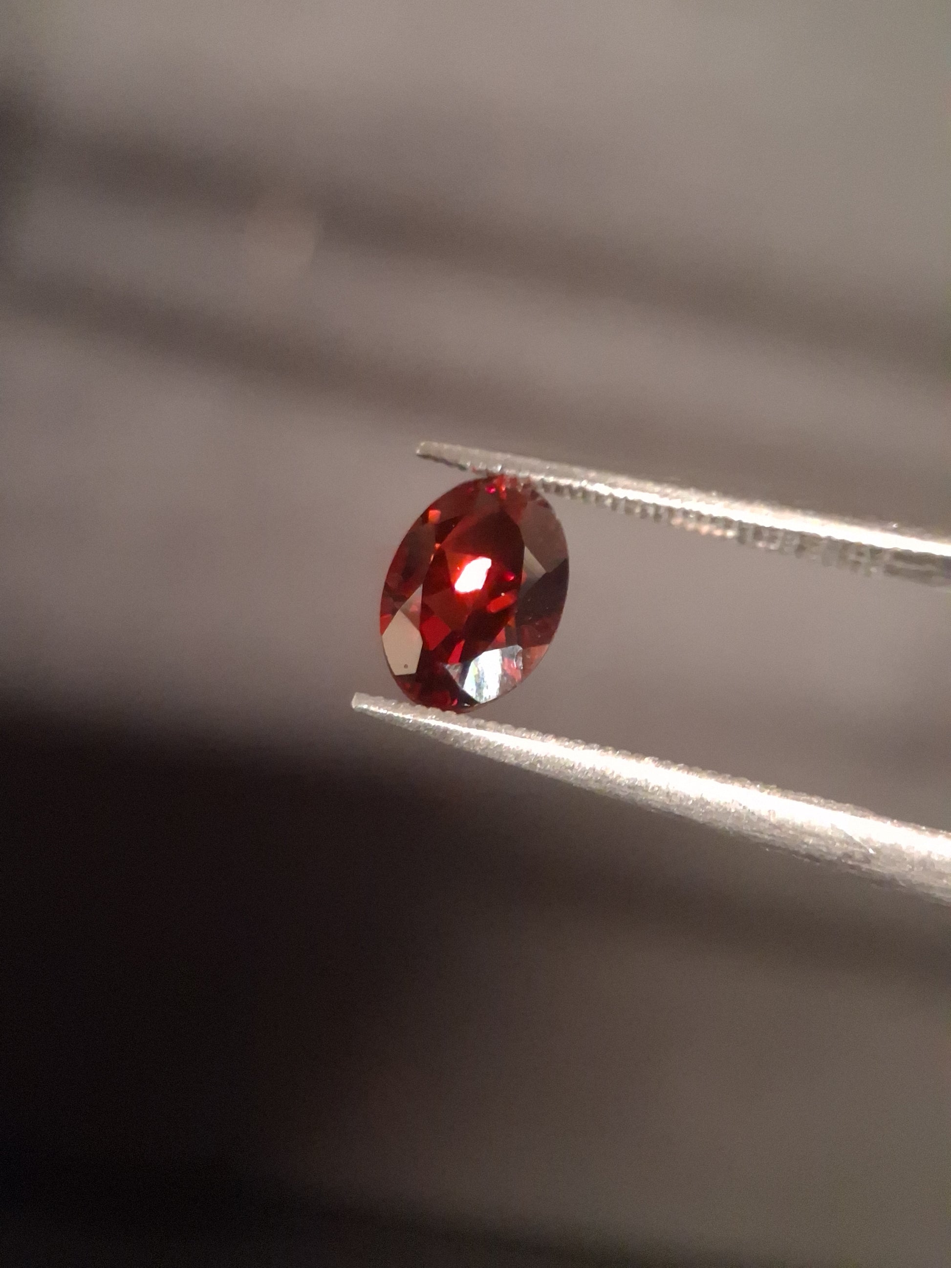 Natural Garnet - Rhodolite - 0.870 ct - oval - unheated- red - Natural Gems Belgium