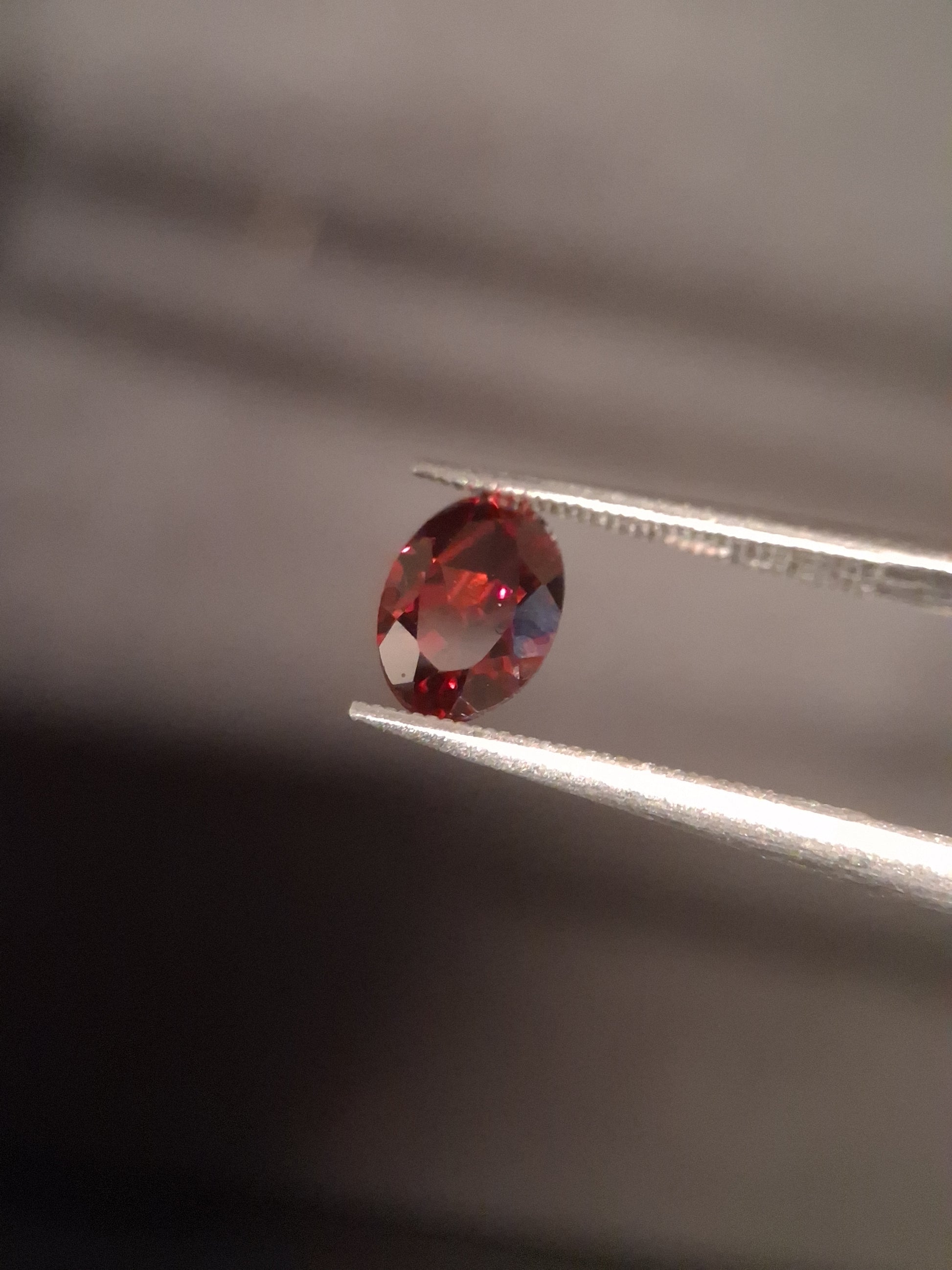 Natural Garnet - Rhodolite - 0.870 ct - oval - unheated- red - Natural Gems Belgium