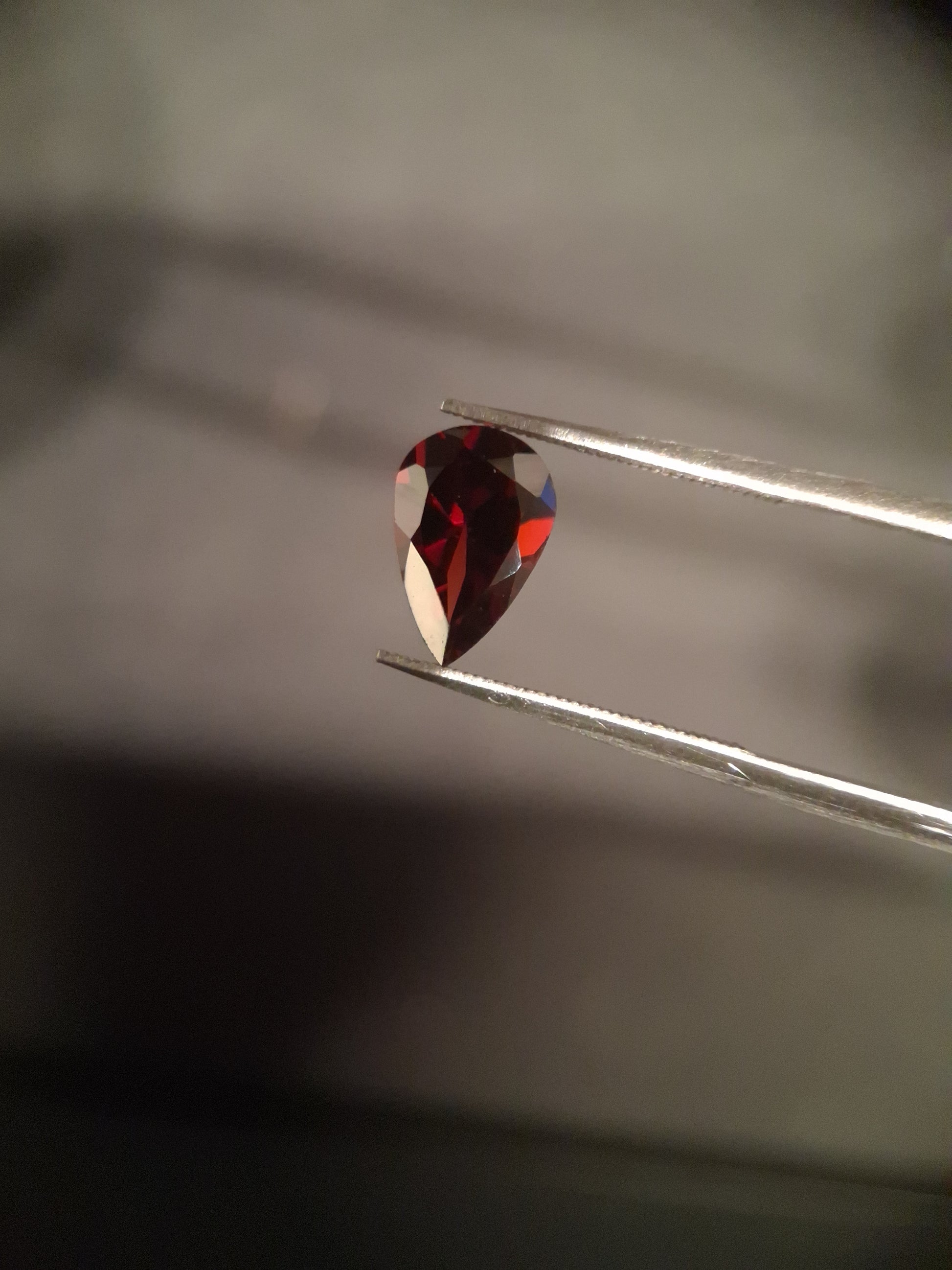 Natural Garnet - Rhodolite - 1.460 ct - pear - unheated- red - Natural Gems Belgium