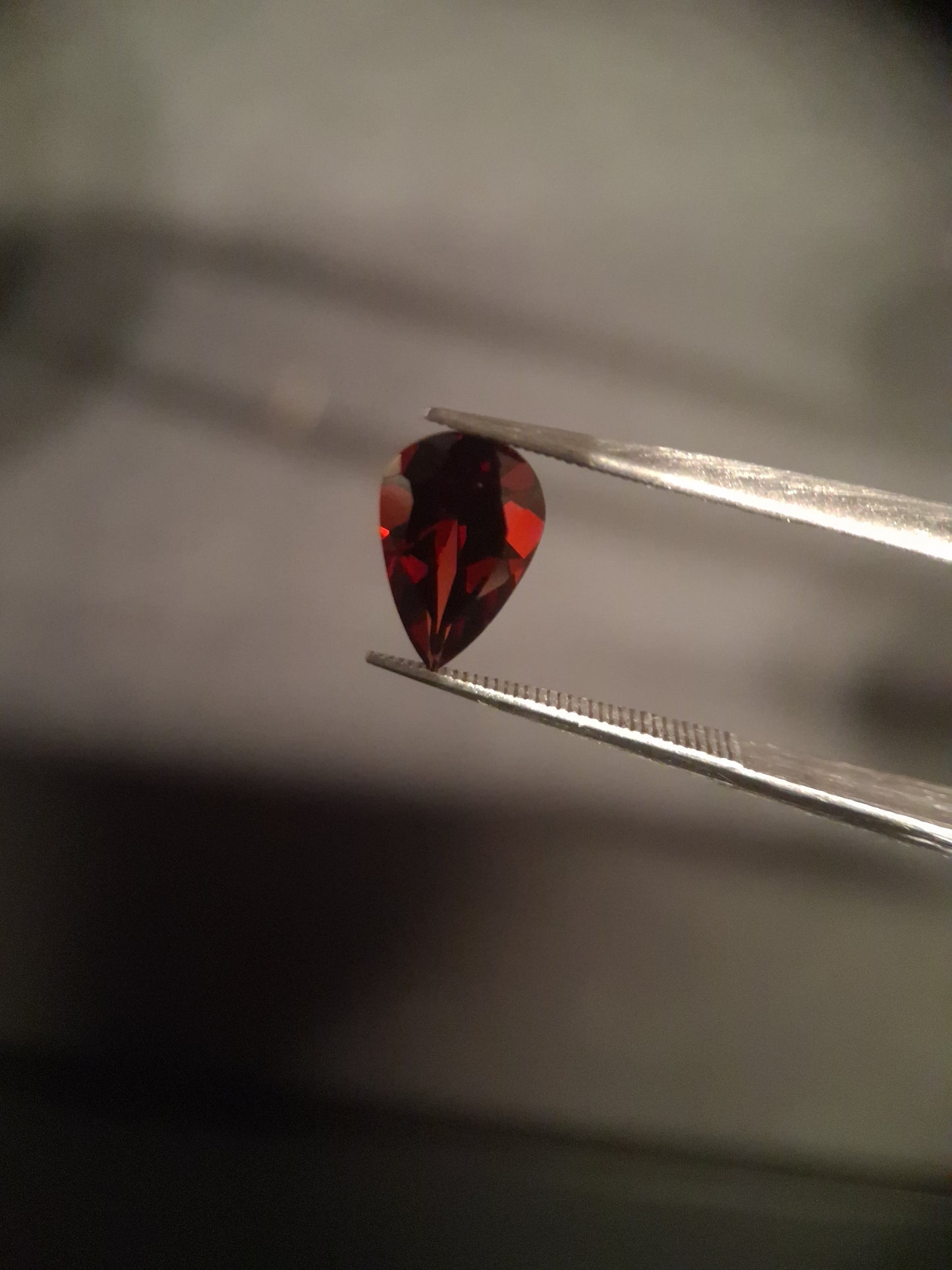 Natural Garnet - Rhodolite - 1.460 ct - pear - unheated- red - Natural Gems Belgium