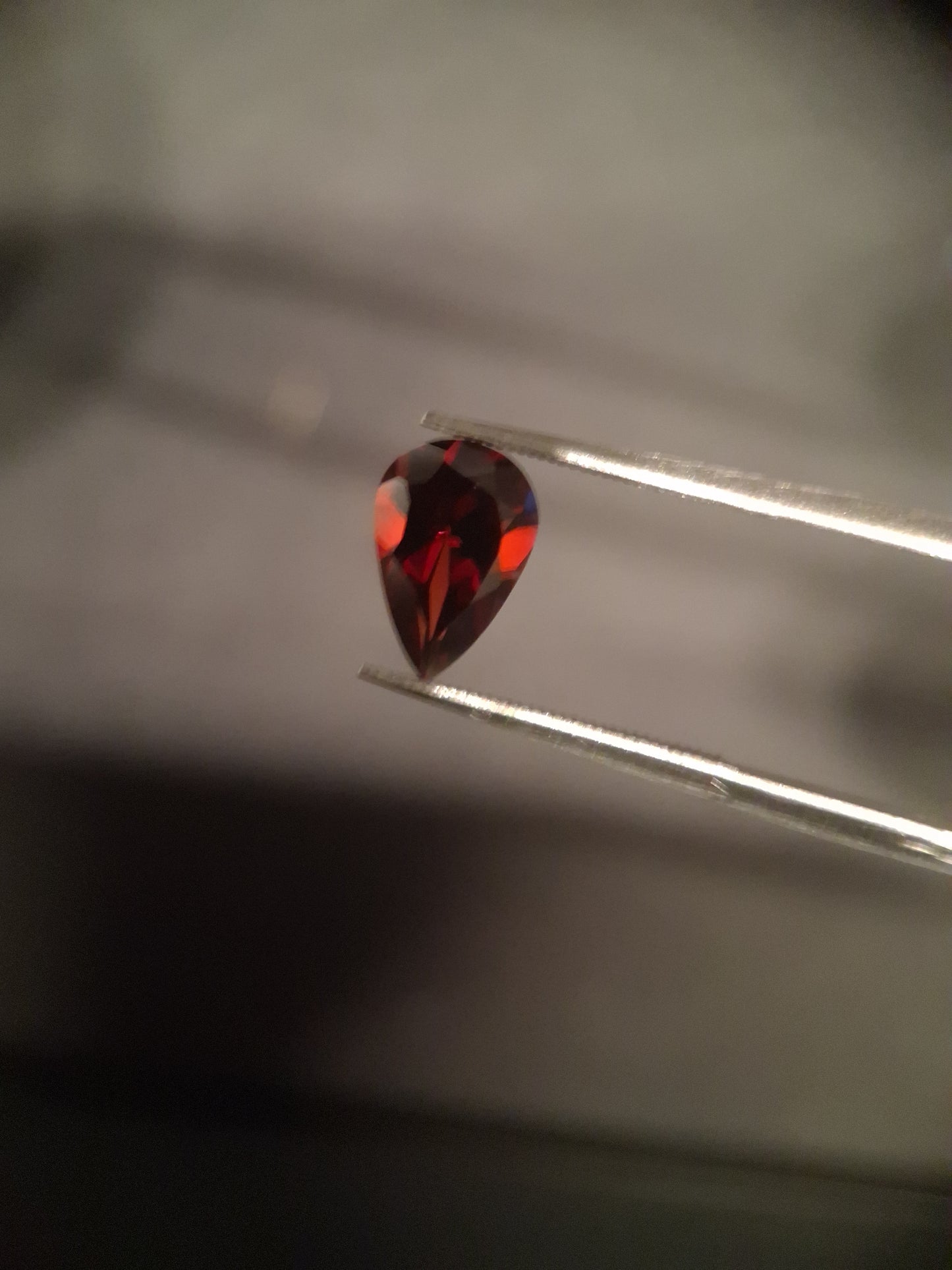 Natural Garnet - Rhodolite - 1.460 ct - pear - unheated- red - Natural Gems Belgium