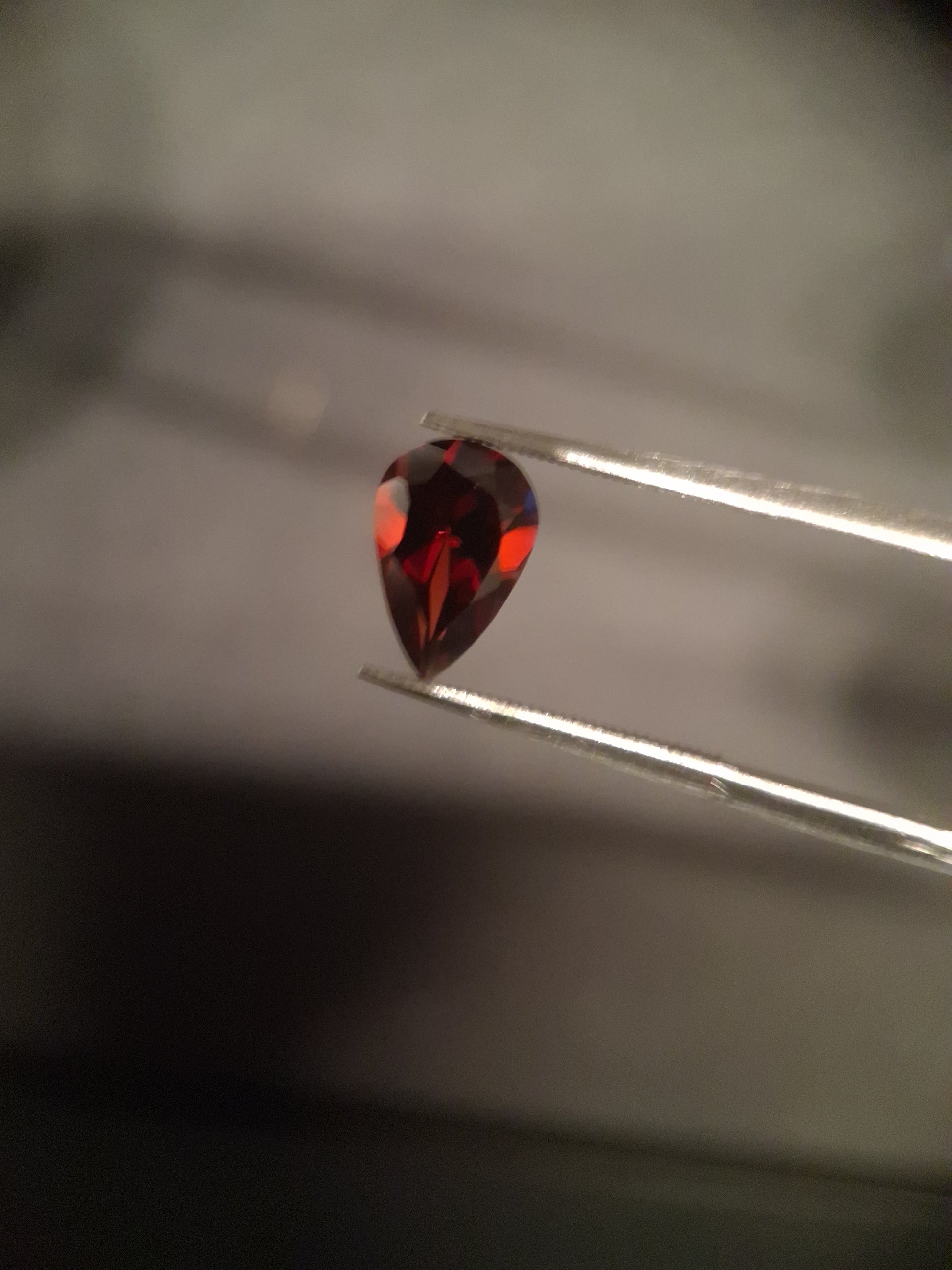 Natural Garnet - Rhodolite - 1.460 ct - pear - unheated- red - Natural Gems Belgium