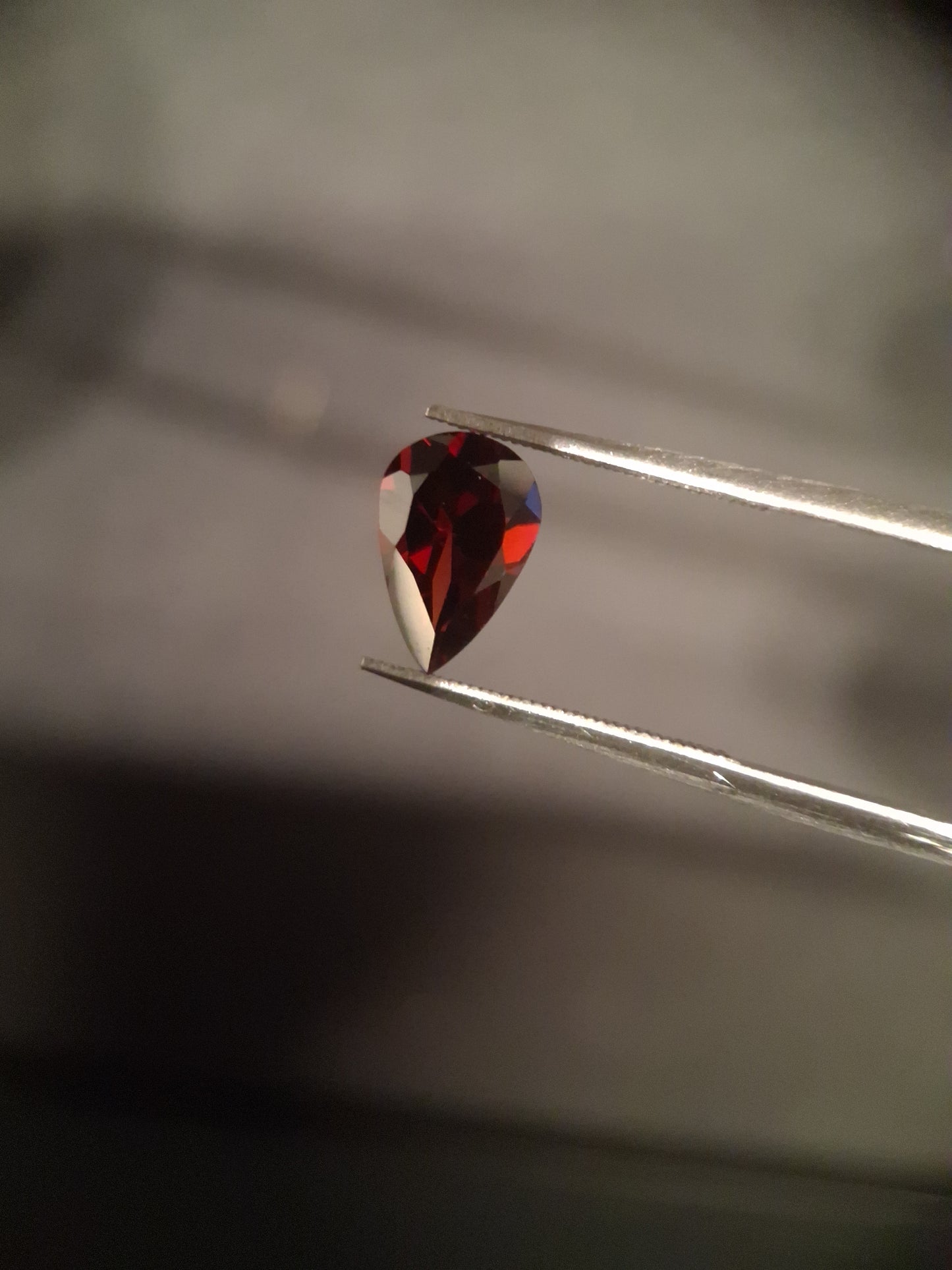Natural Garnet - Rhodolite - 1.460 ct - pear - unheated- red - Natural Gems Belgium