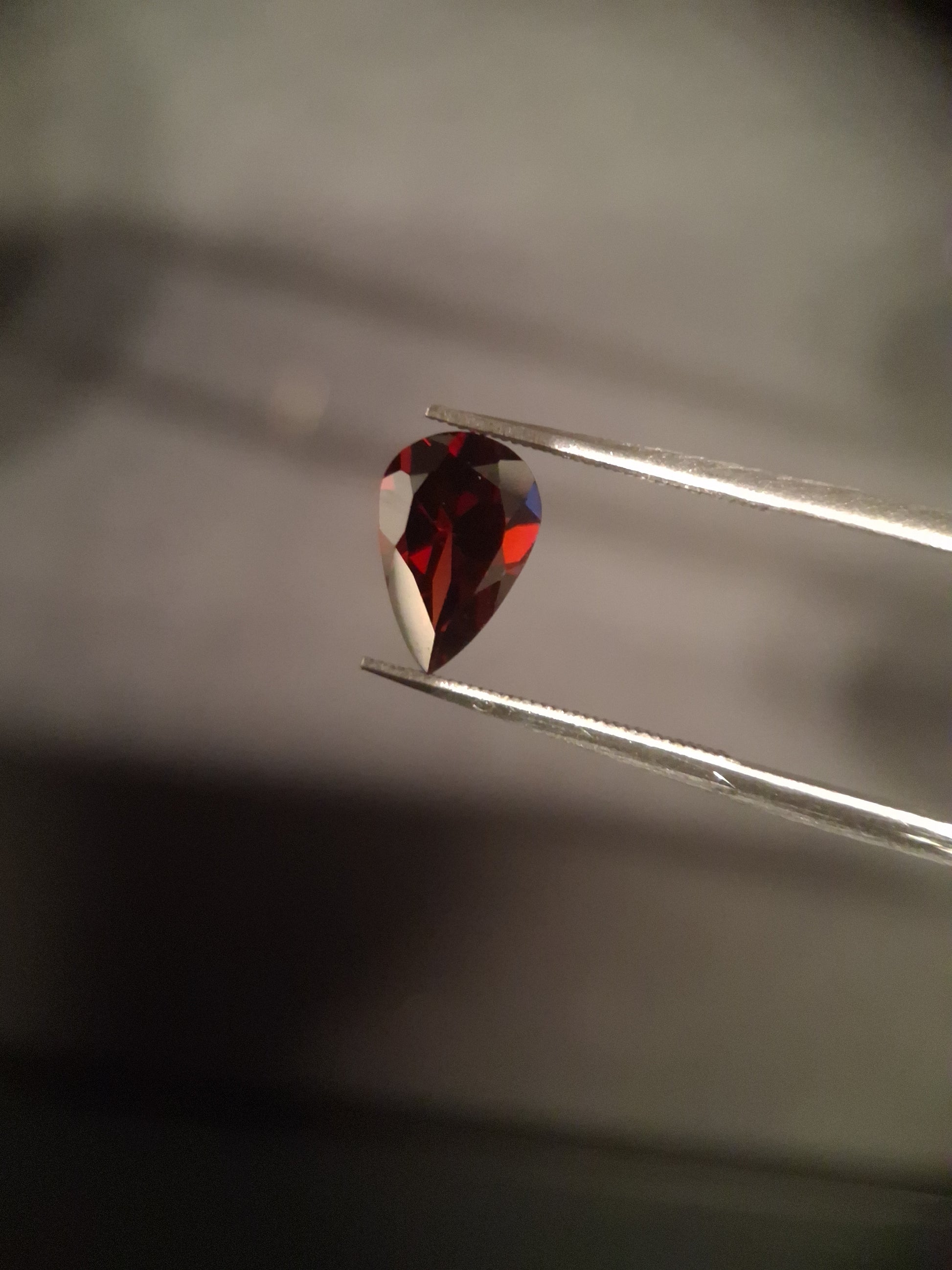 Natural Garnet - Rhodolite - 1.460 ct - pear - unheated- red - Natural Gems Belgium