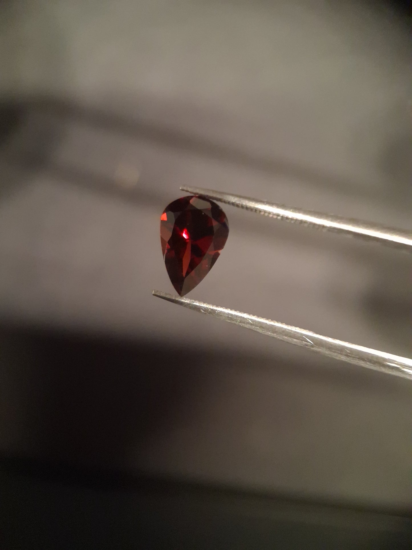 Natural Garnet - Rhodolite - 1.460 ct - pear - unheated- red - Natural Gems Belgium