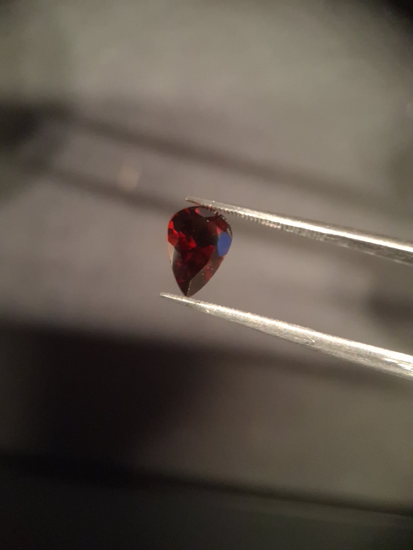 Natural Garnet - Rhodolite - 1.460 ct - pear - unheated- red - Natural Gems Belgium