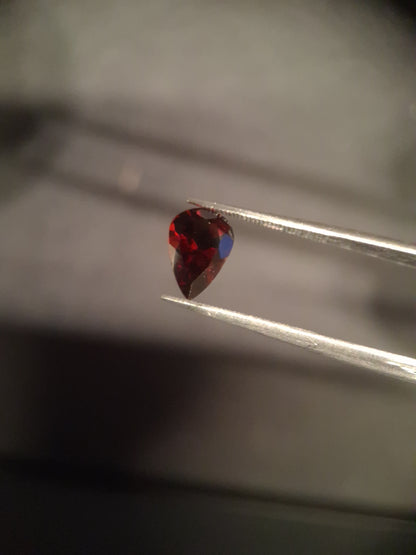 Natural Garnet - Rhodolite - 1.460 ct - pear - unheated- red - Natural Gems Belgium