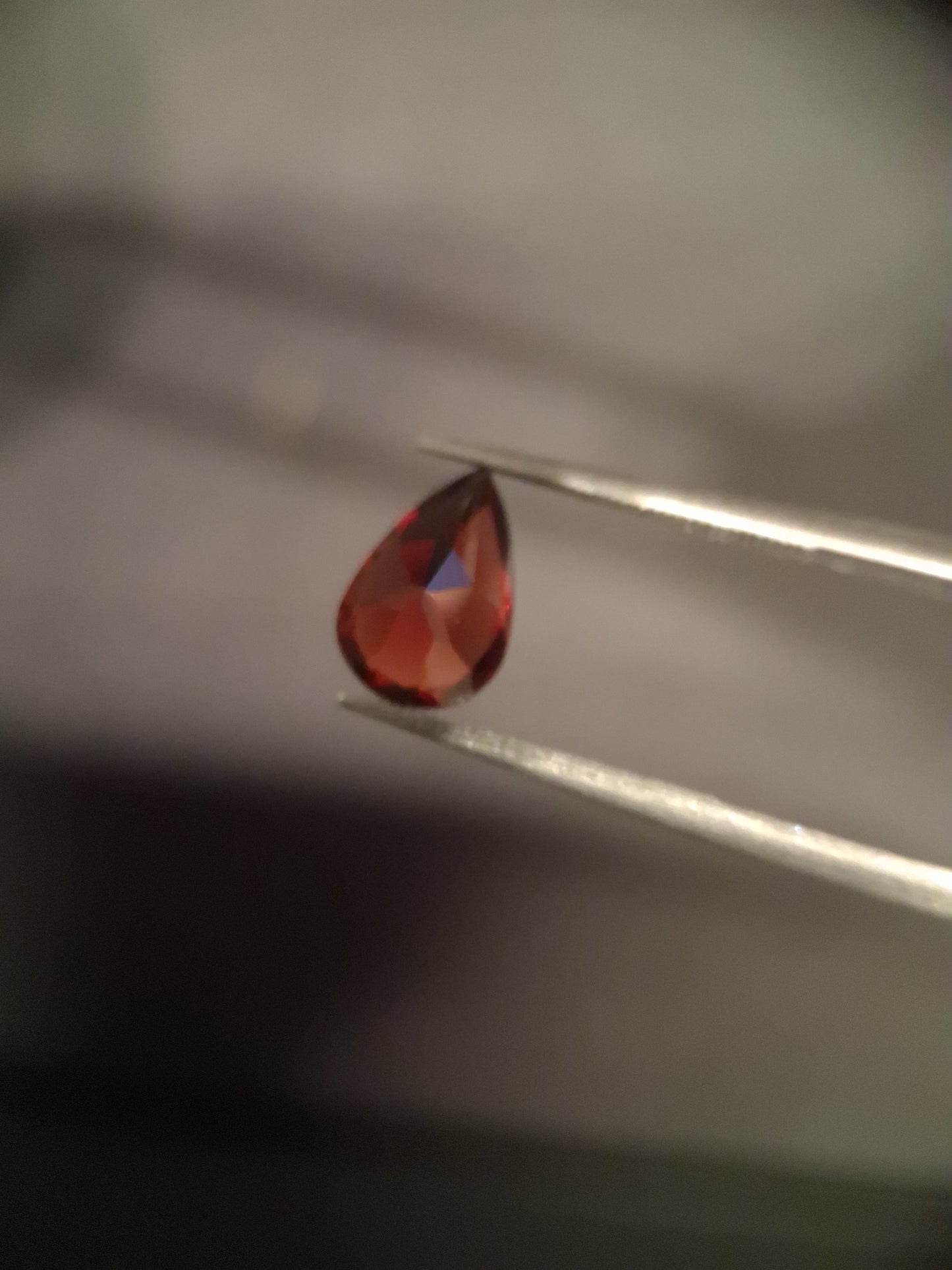 Natural Garnet - Rhodolite - 1.460 ct - pear - unheated- red - Natural Gems Belgium