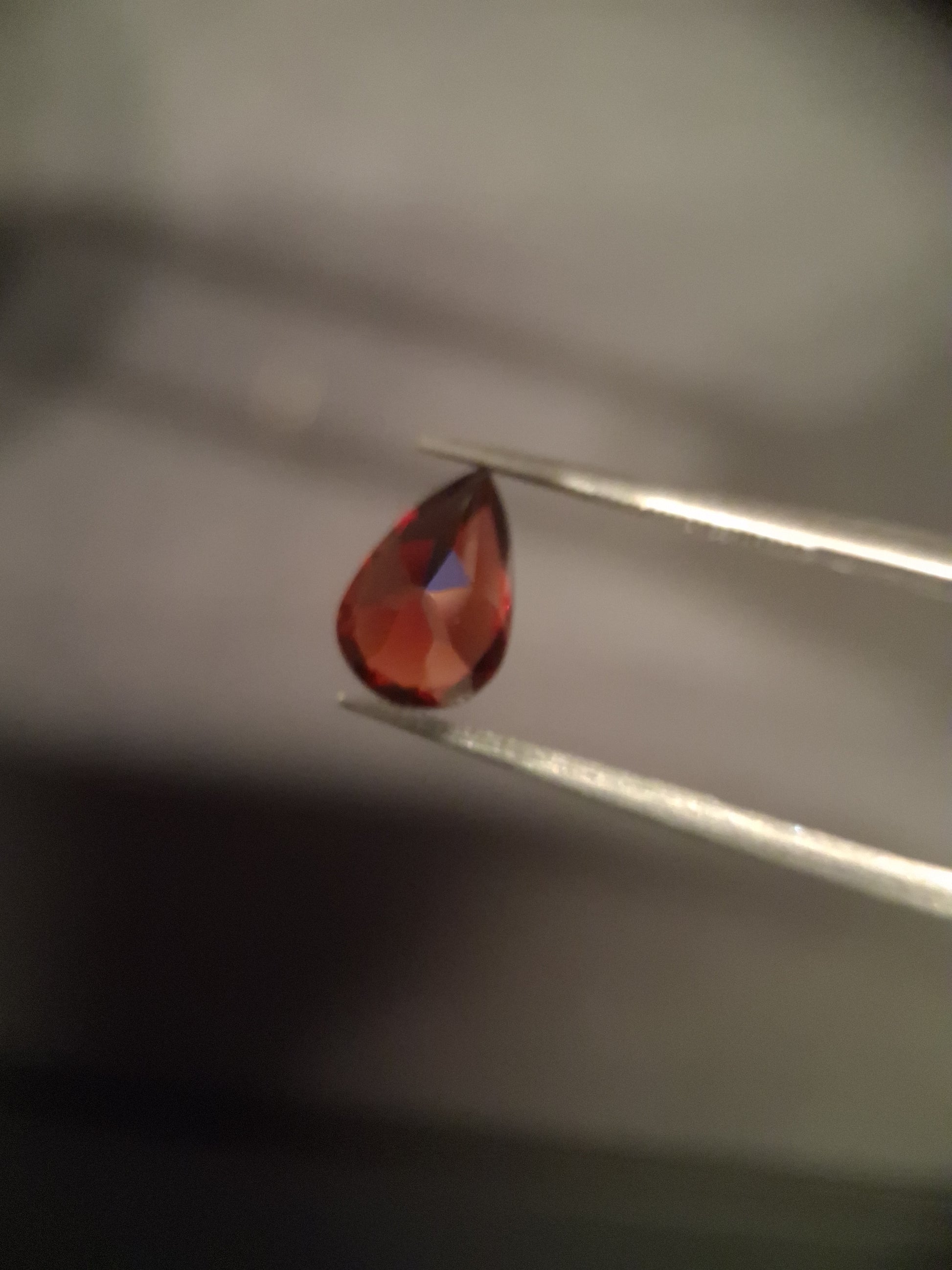 Natural Garnet - Rhodolite - 1.460 ct - pear - unheated- red - Natural Gems Belgium