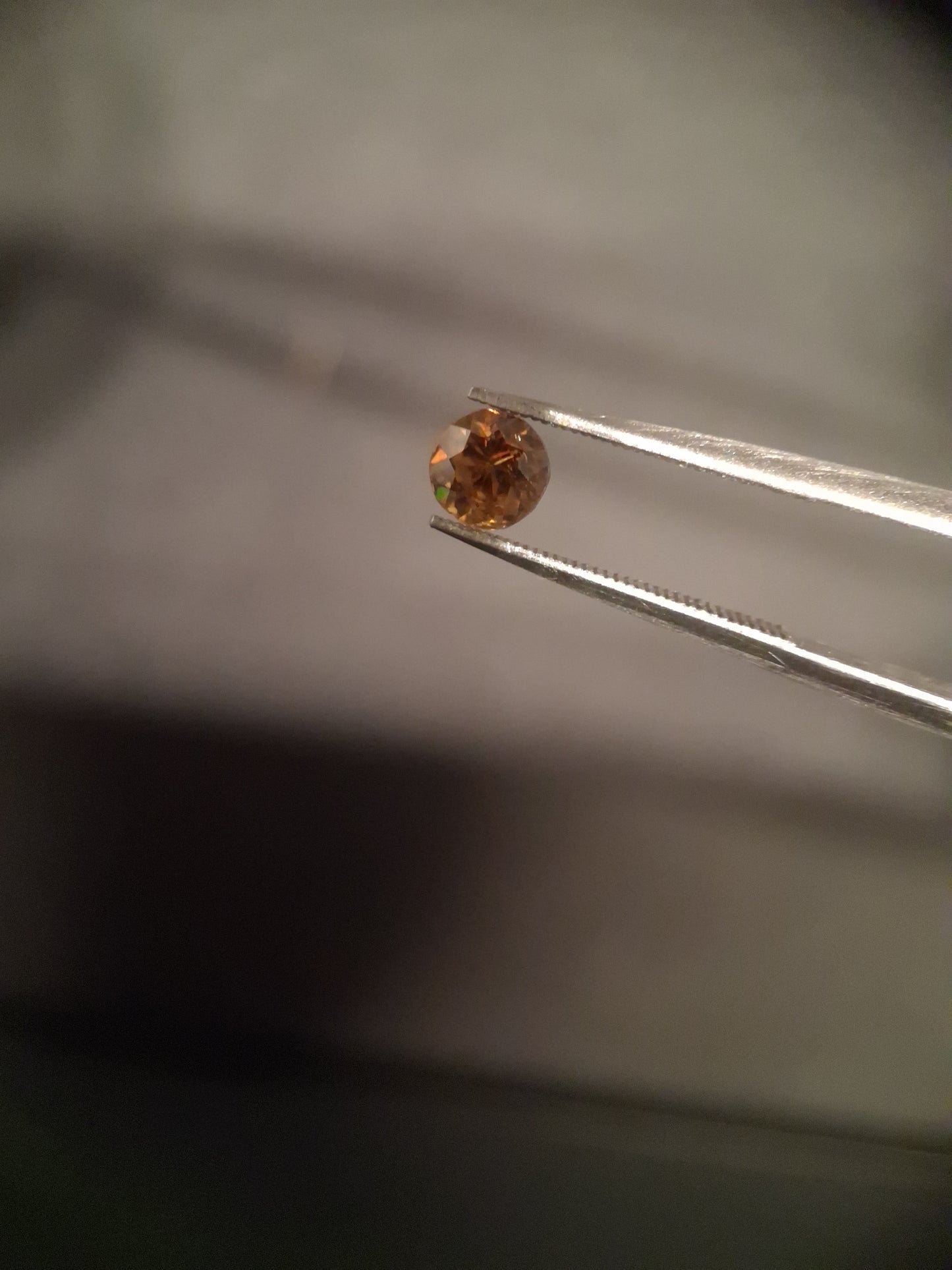 Natural sphene - 0.420 ct - round - unheated - high fire - Natural Gems Belgium