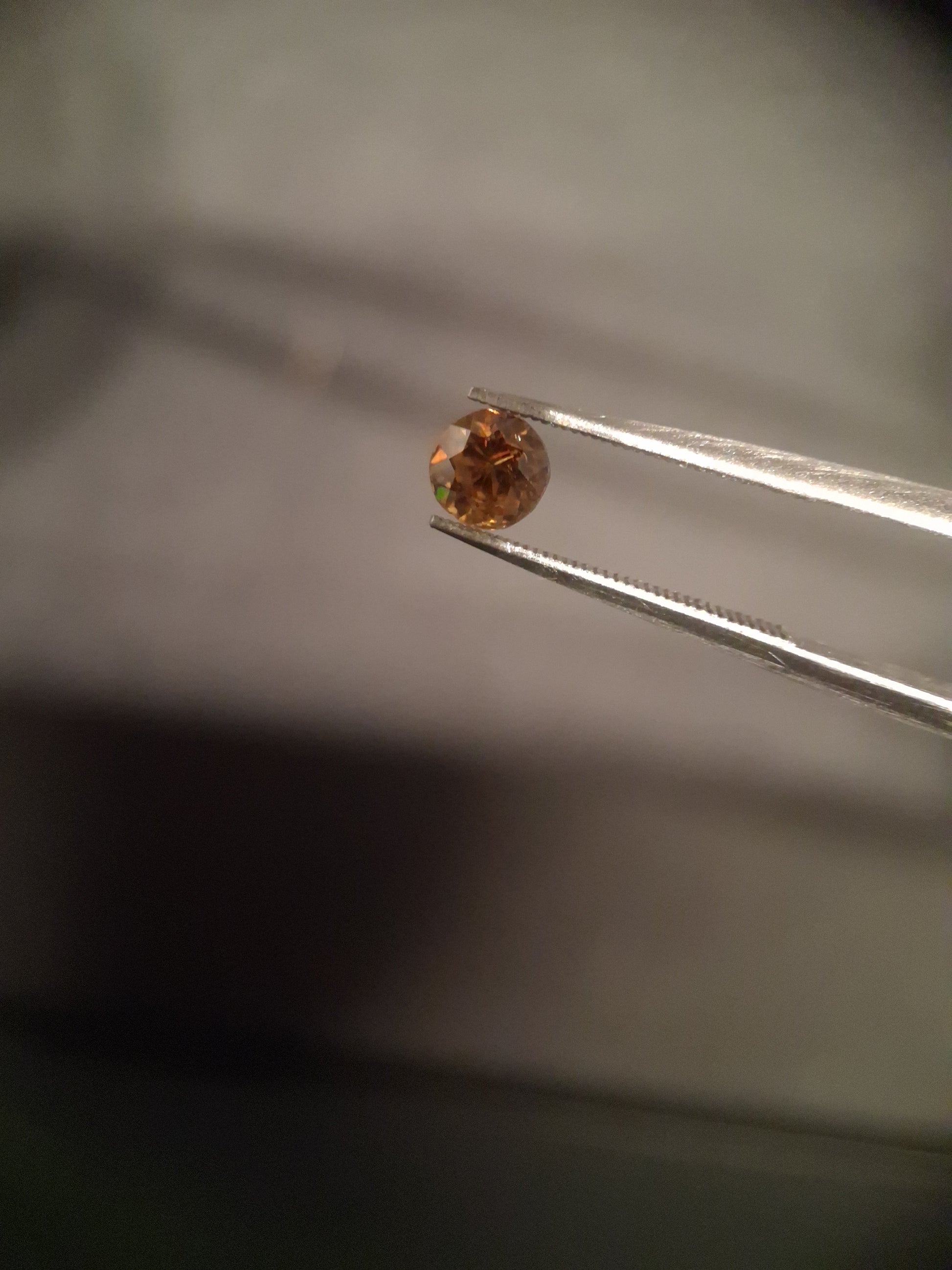 Natural sphene - 0.420 ct - round - unheated - high fire - Natural Gems Belgium