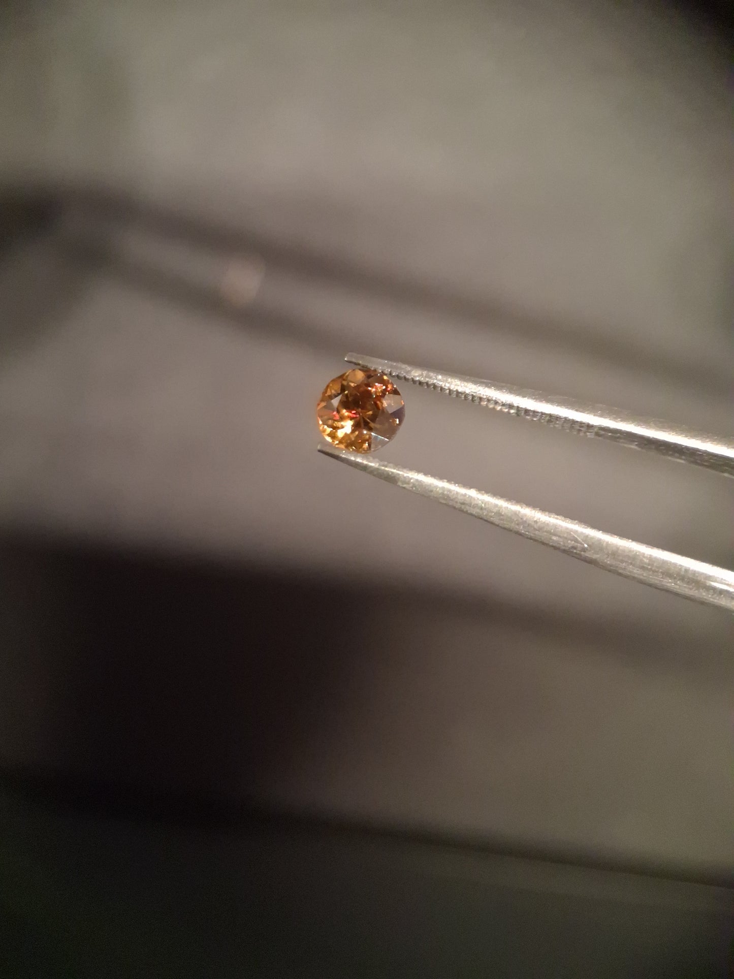 Natural sphene - 0.420 ct - round - unheated - high fire - Natural Gems Belgium