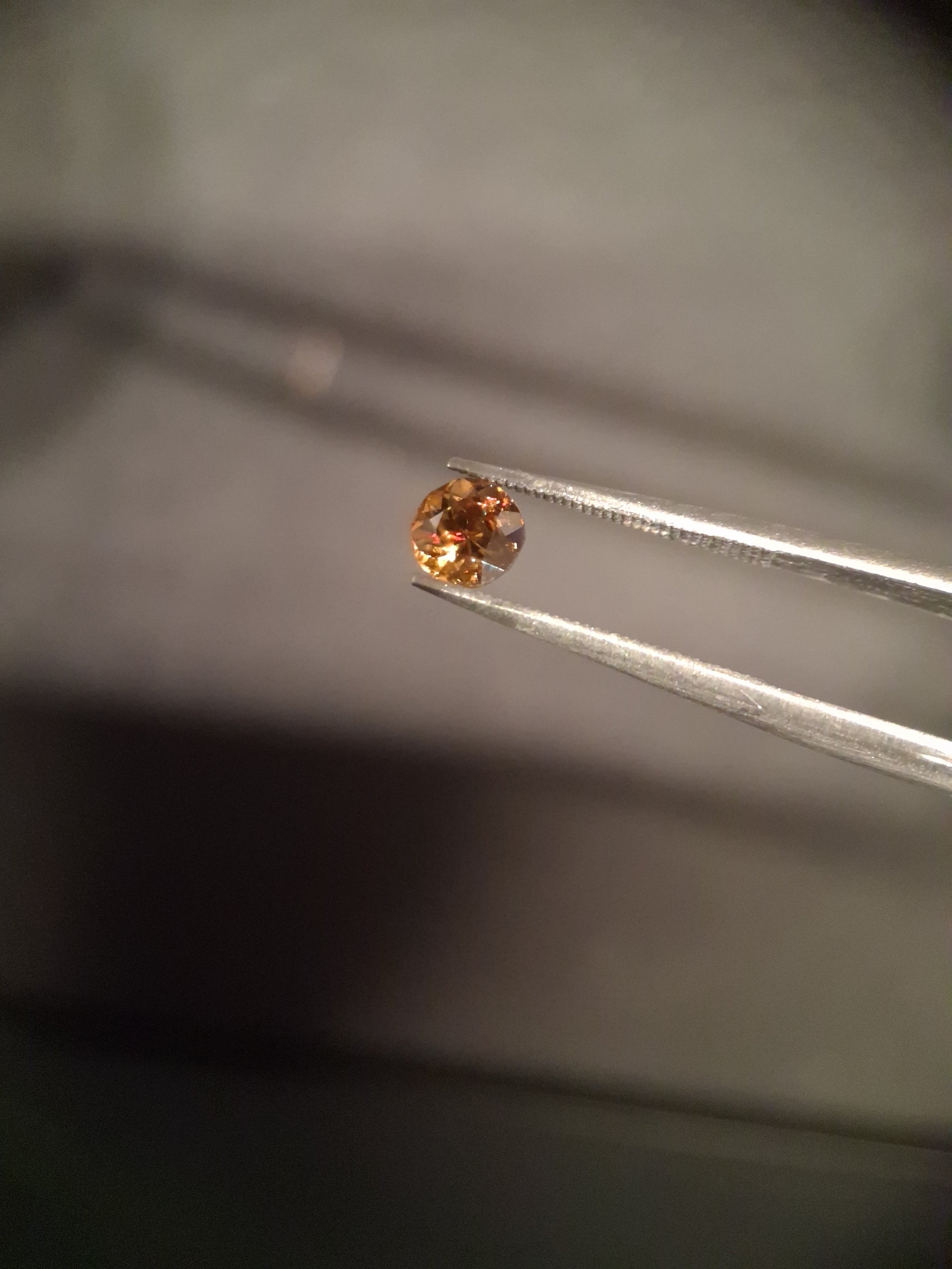 Natural sphene - 0.420 ct - round - unheated - high fire - Natural Gems Belgium