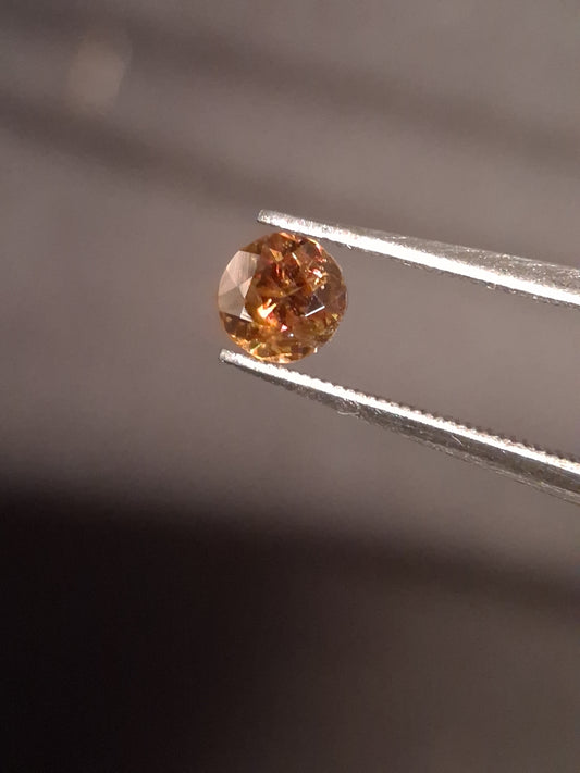 Natural sphene - 0.420 ct - round - unheated - high fire - Natural Gems Belgium