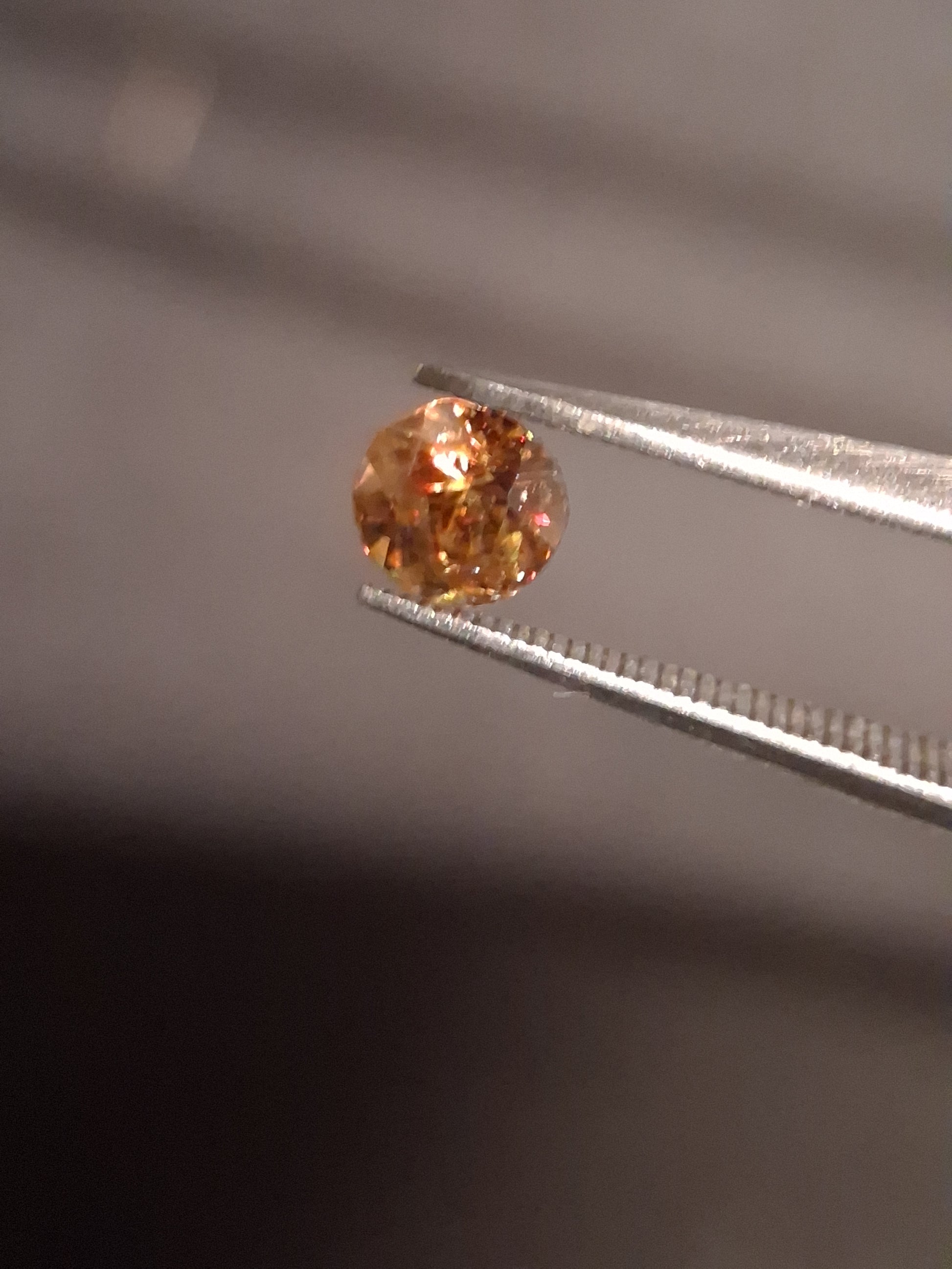 Natural sphene - 0.420 ct - round - unheated - high fire - Natural Gems Belgium