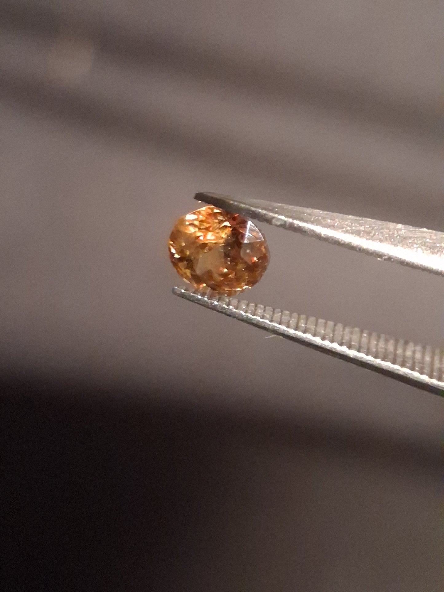 Natural sphene - 0.420 ct - round - unheated - high fire - Natural Gems Belgium