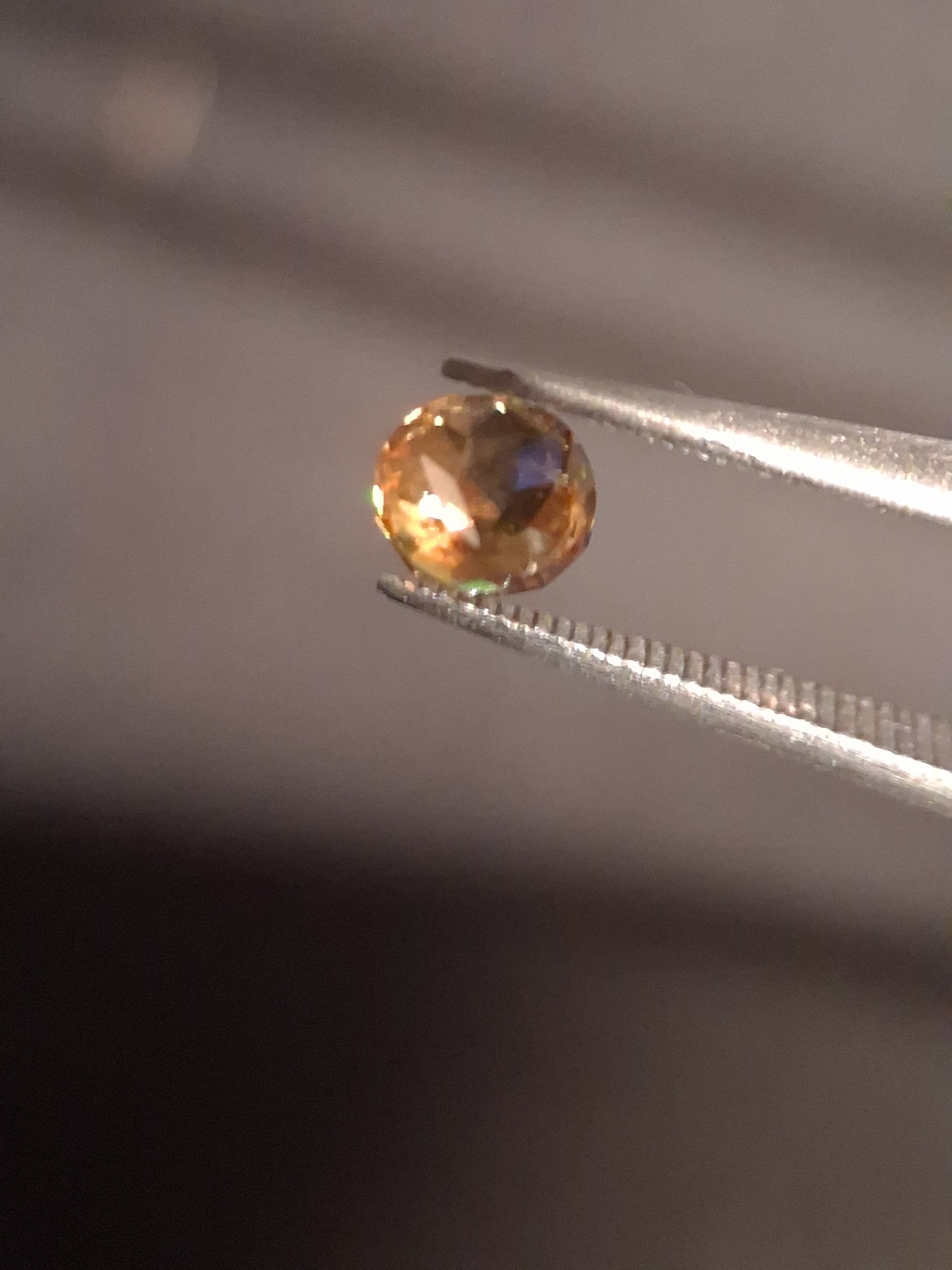 Natural sphene - 0.420 ct - round - unheated - high fire - Natural Gems Belgium