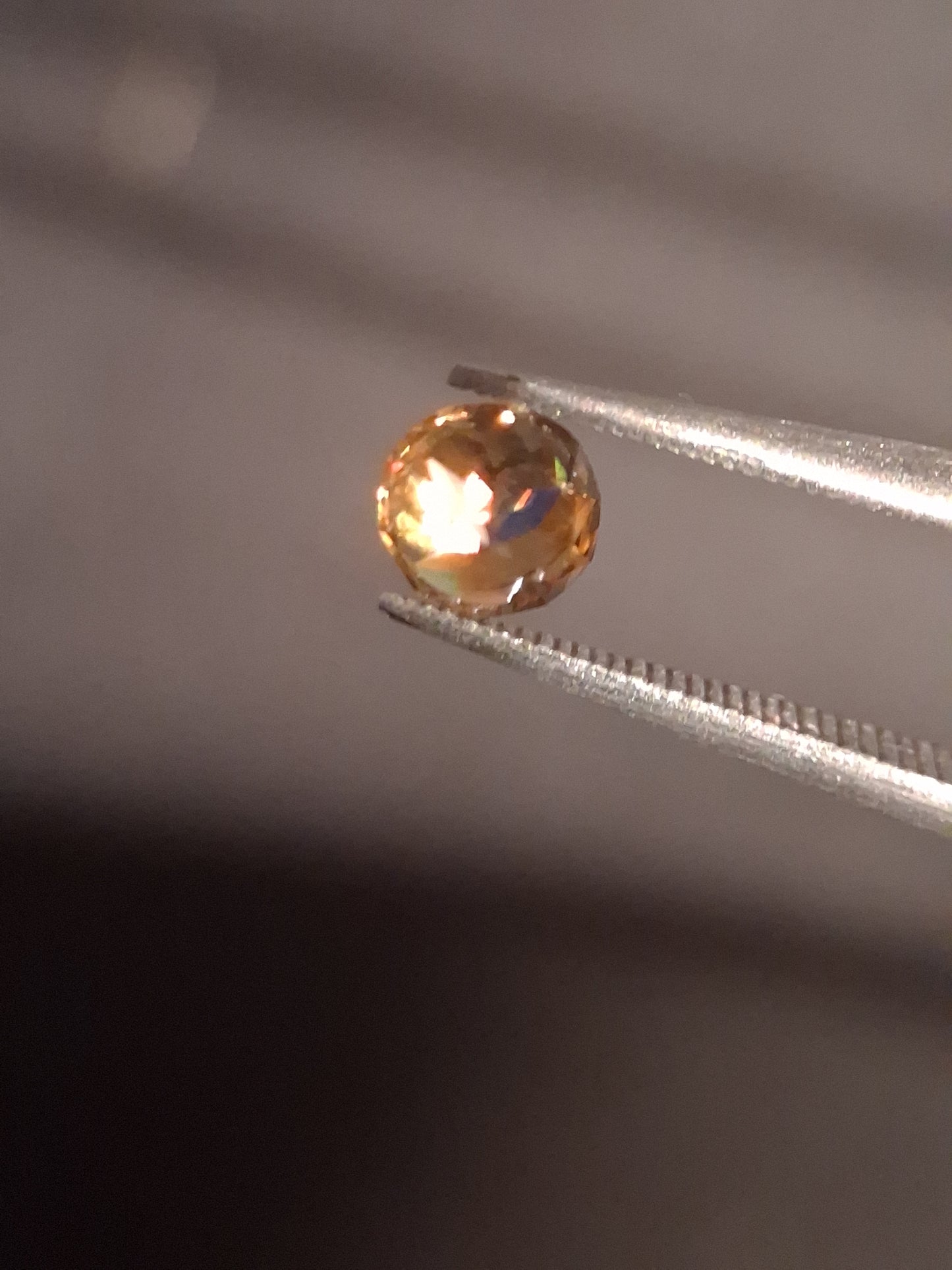 Natural sphene - 0.420 ct - round - unheated - high fire - Natural Gems Belgium