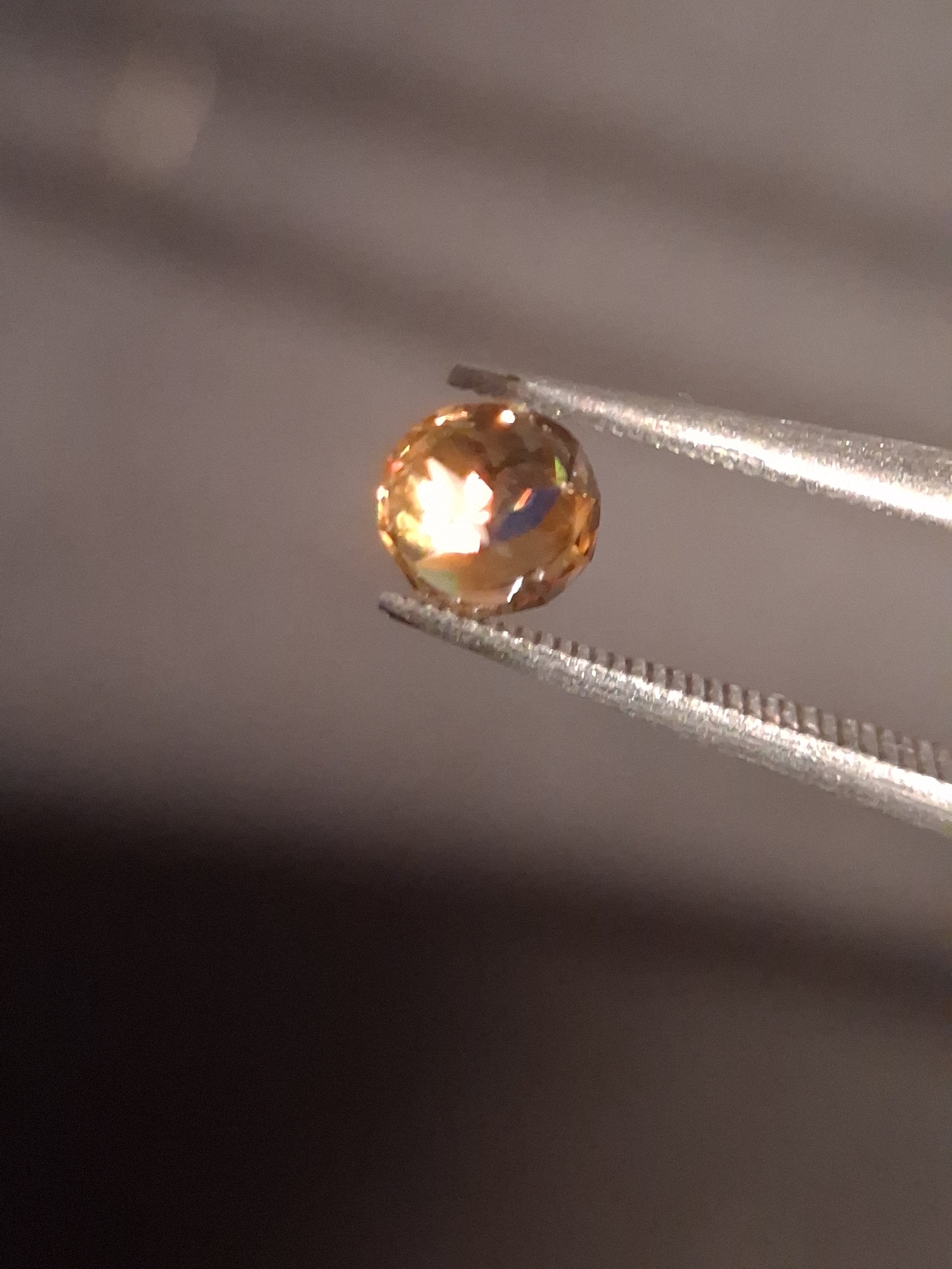 Natural sphene - 0.420 ct - round - unheated - high fire - Natural Gems Belgium