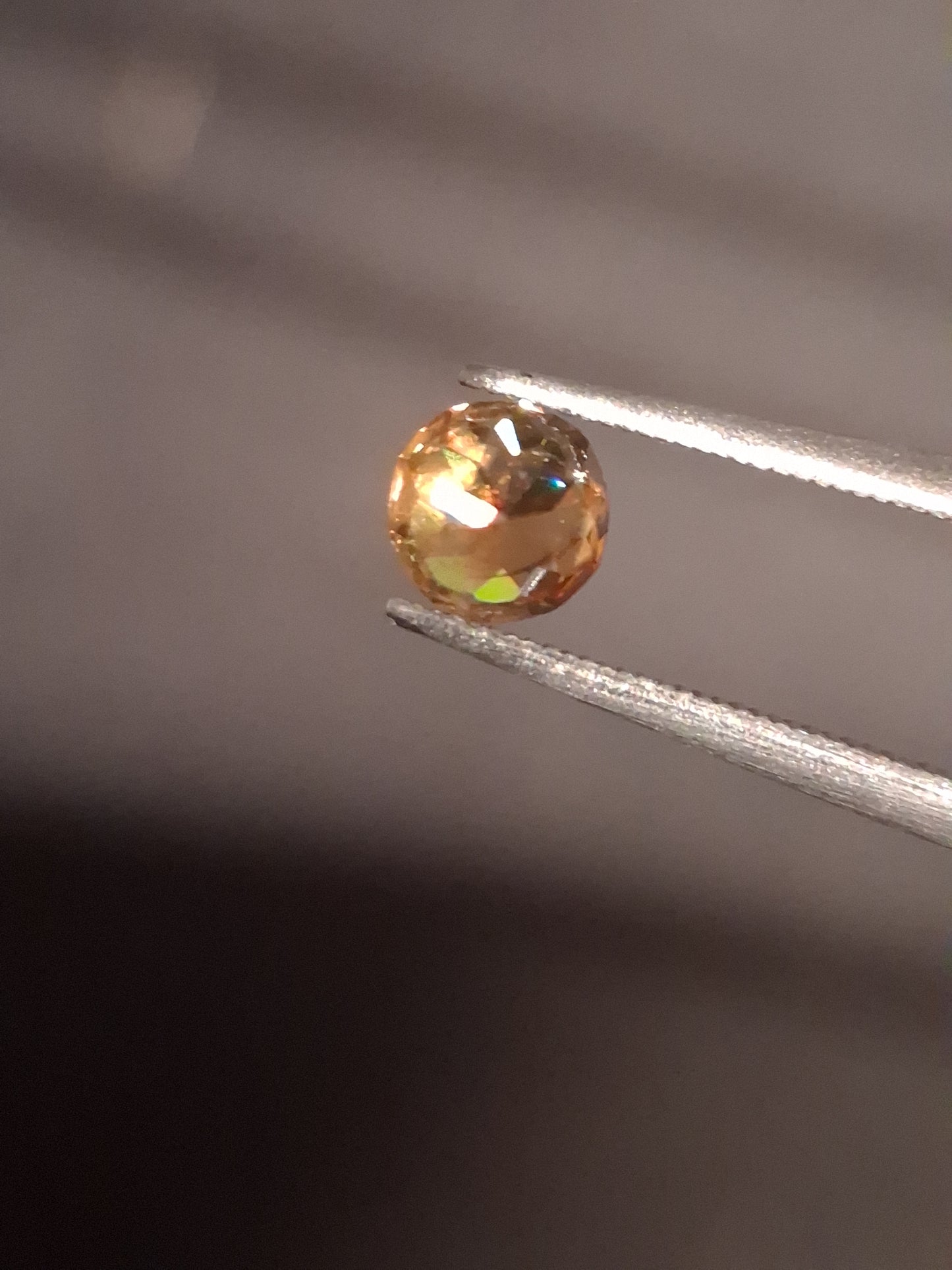 Natural sphene - 0.420 ct - round - unheated - high fire - Natural Gems Belgium