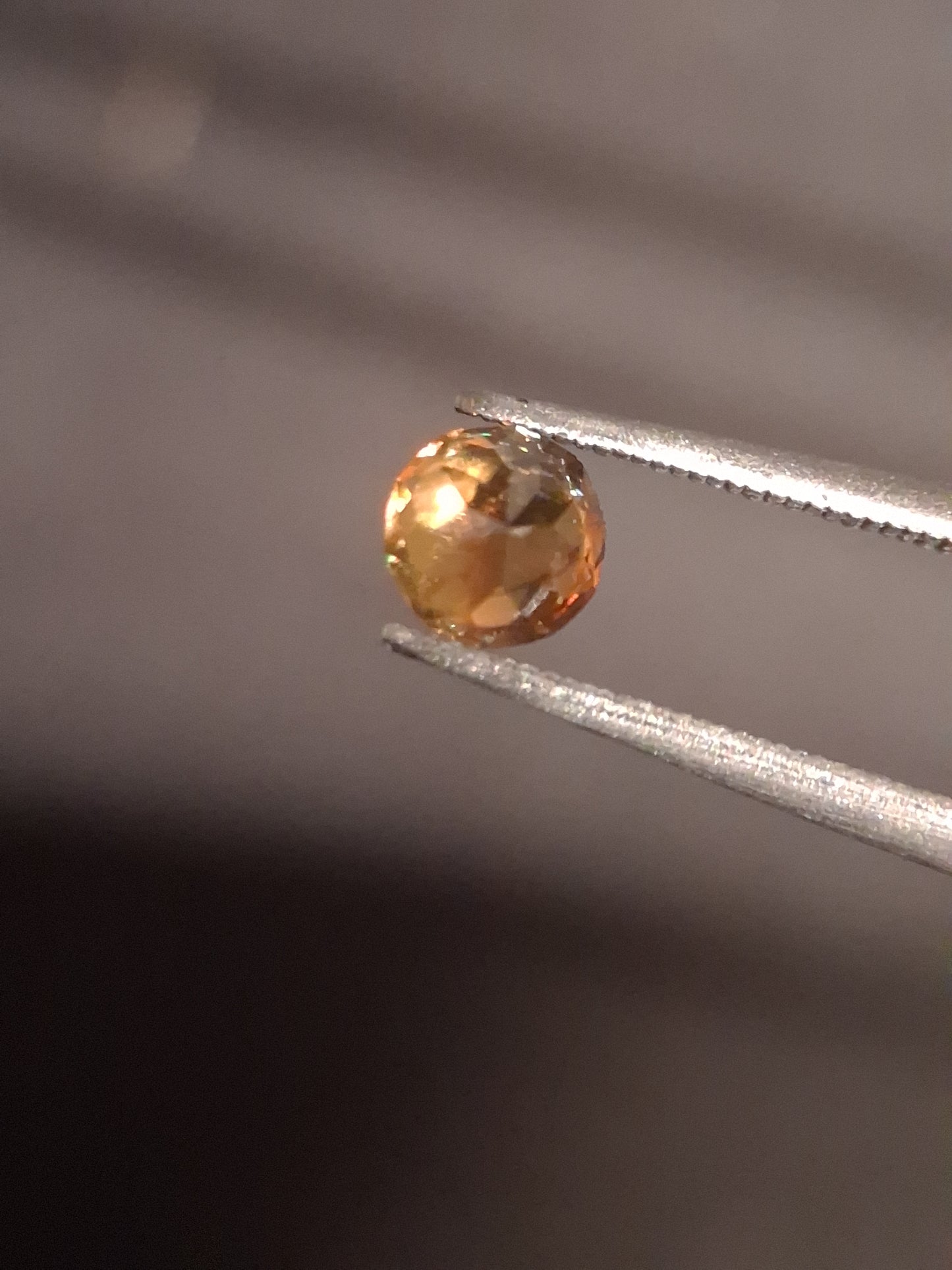 Natural sphene - 0.420 ct - round - unheated - high fire - Natural Gems Belgium