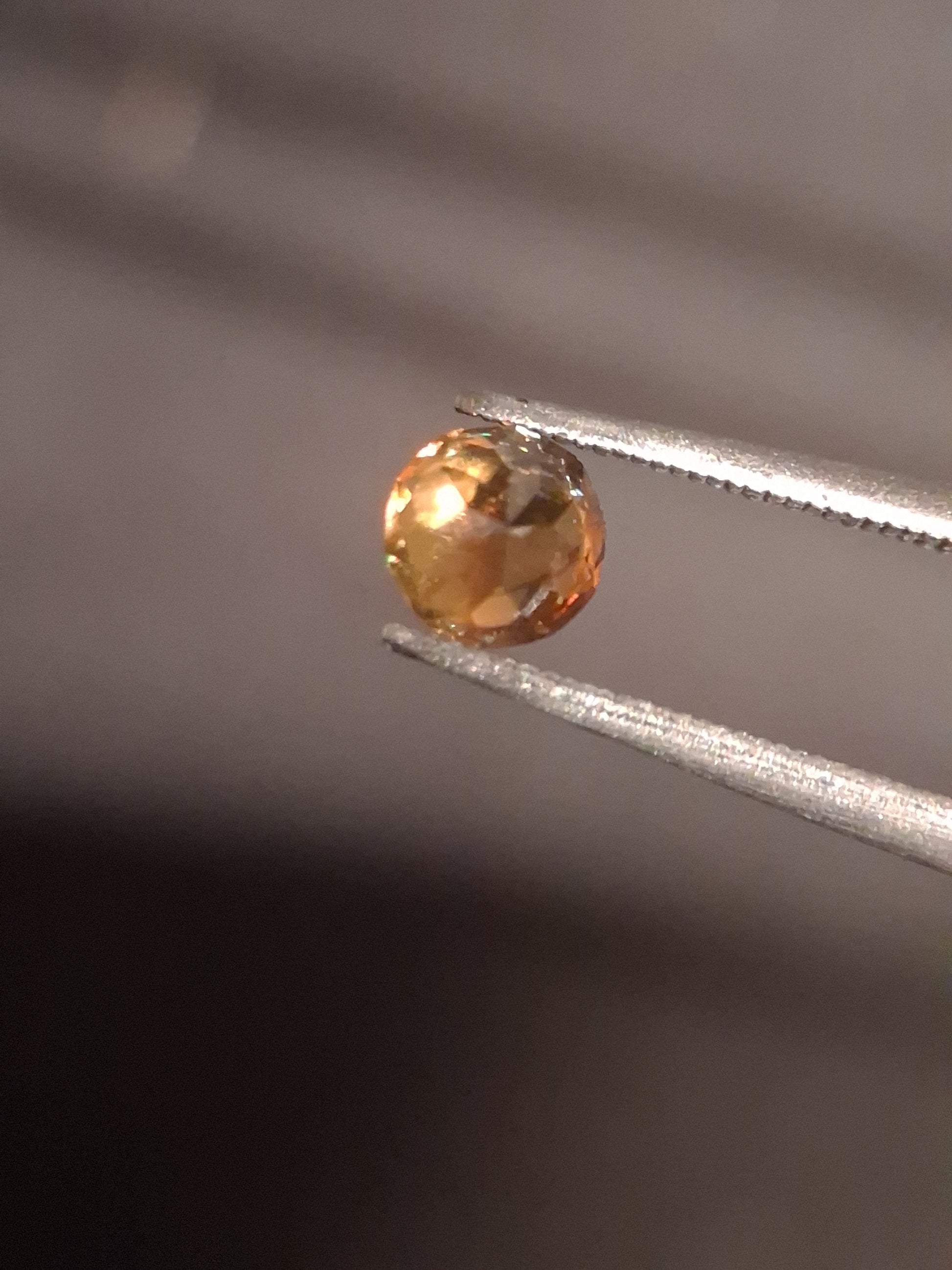 Natural sphene - 0.420 ct - round - unheated - high fire - Natural Gems Belgium